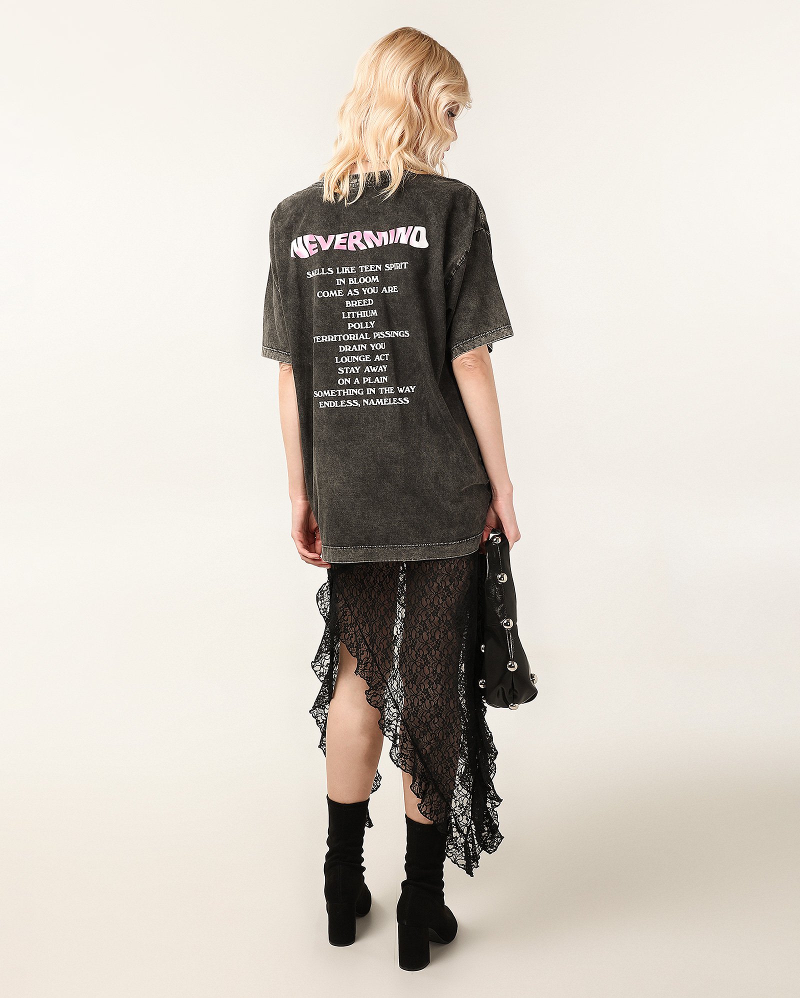 Camiseta feminina oversized manga curta lettering preta | Nirvana