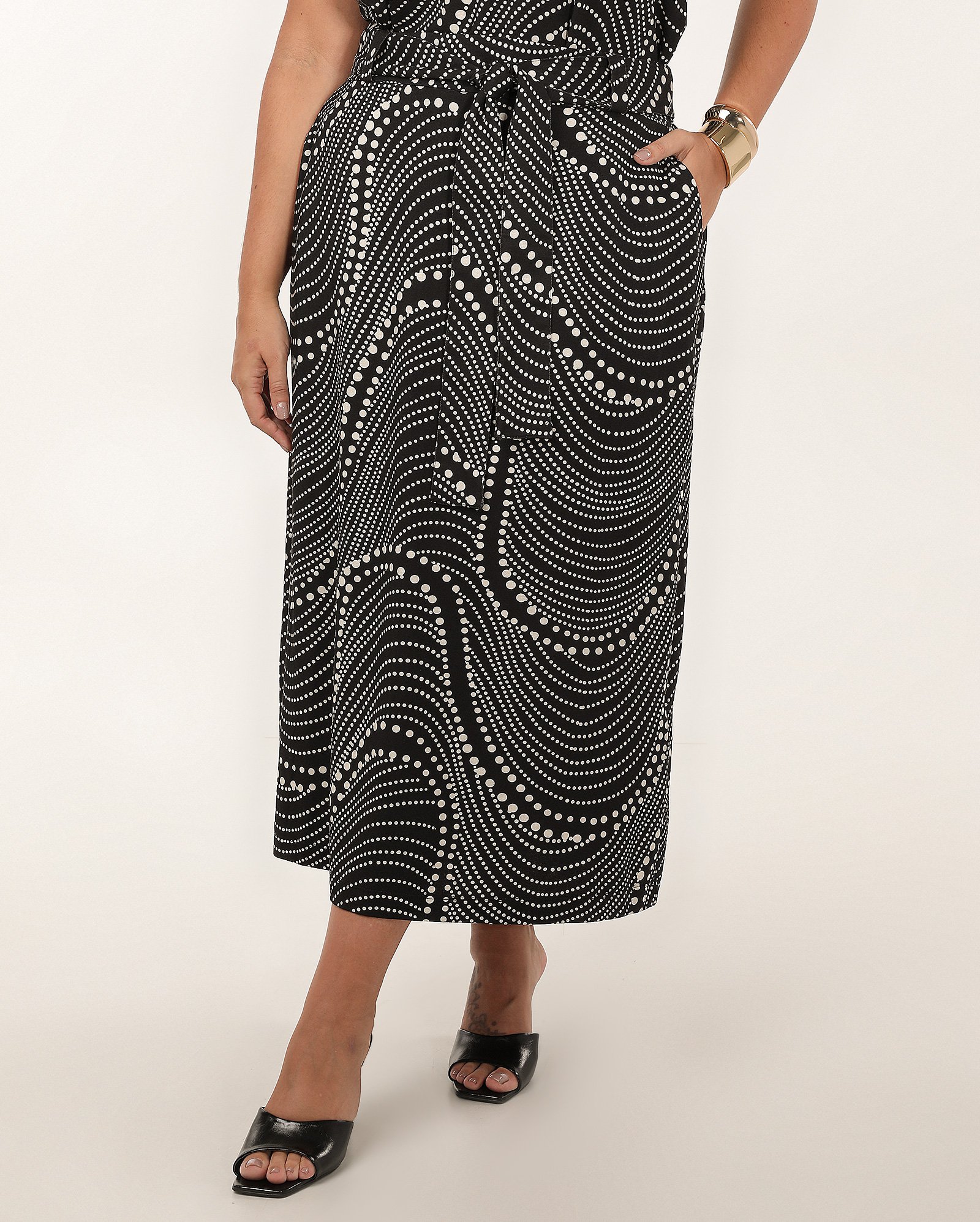 Saia plus size em malha multi poá preta | AK Plus by Riachuelo