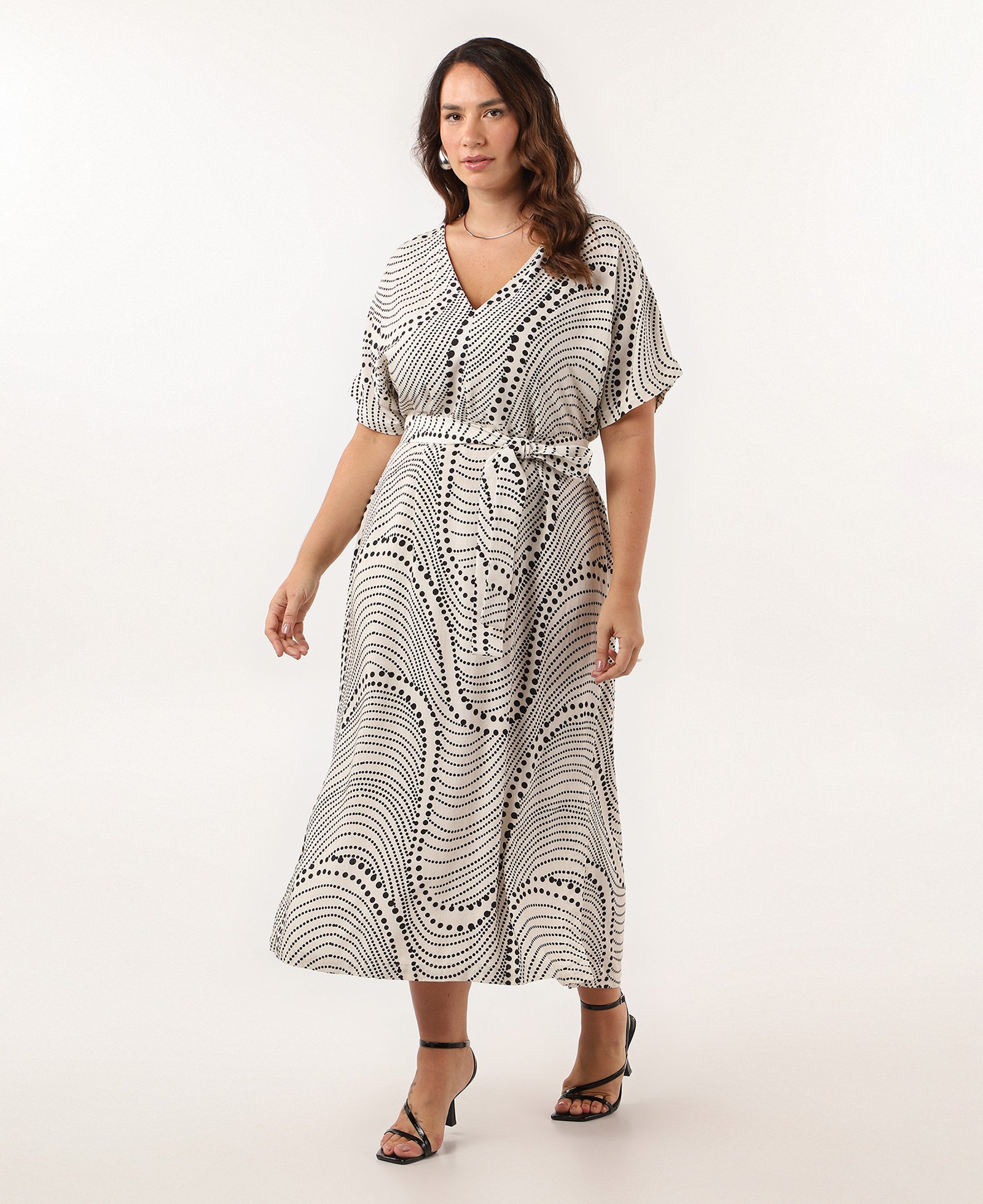 Vestido midi plus size evasê com faixa em viscose poá off-white | AK Plus by Riachuelo
