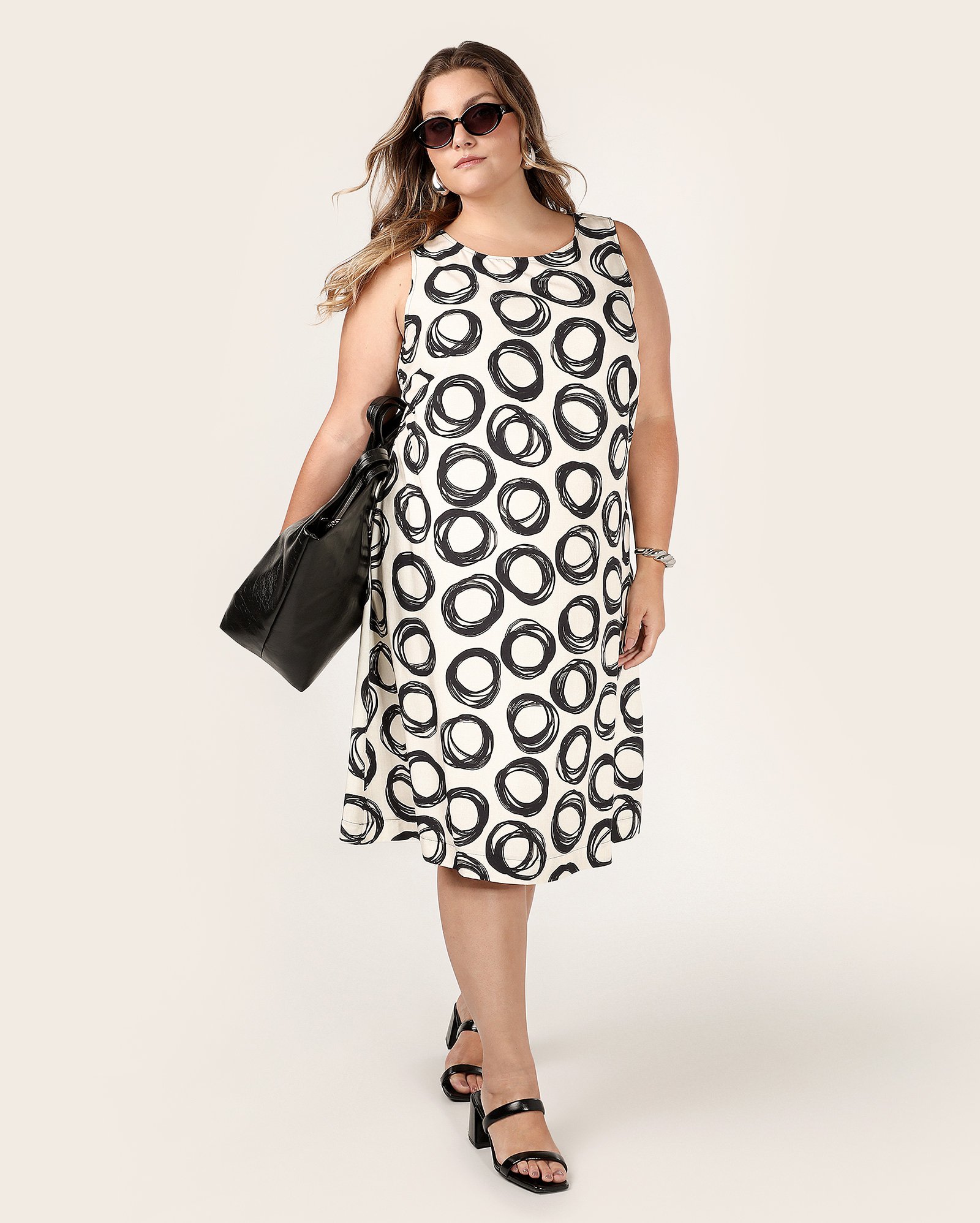 Vestido midi plus size reto esboços círculos bege | AK Plus by Riachuelo
