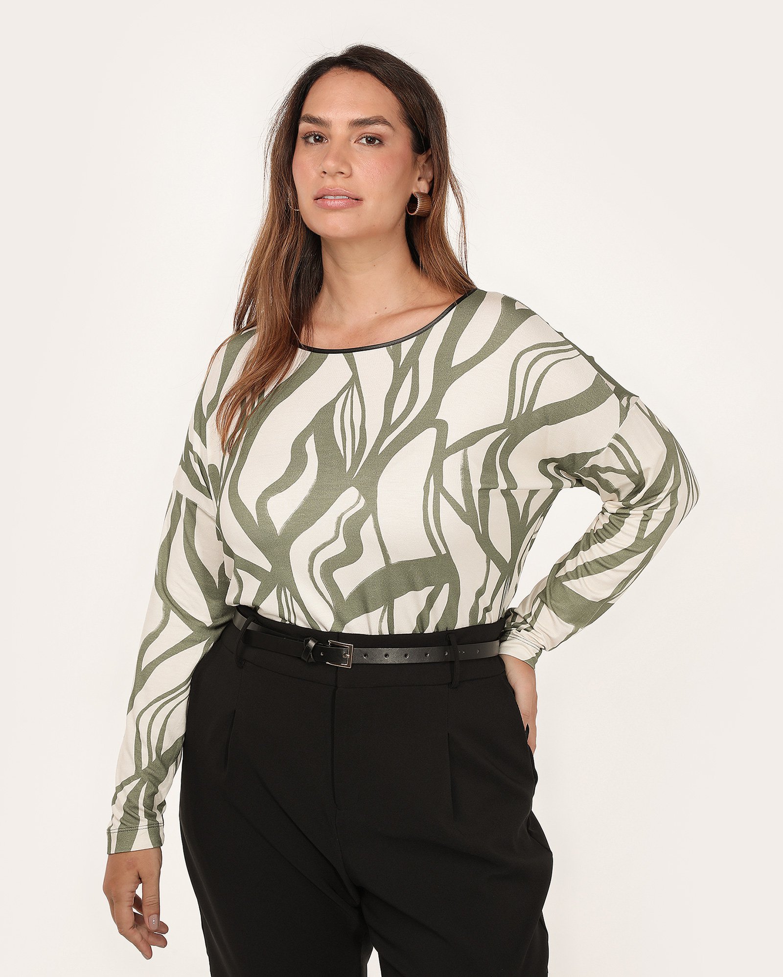 Blusa plus size feminina manga longa folhagens bege | AK Plus by Riachuelo