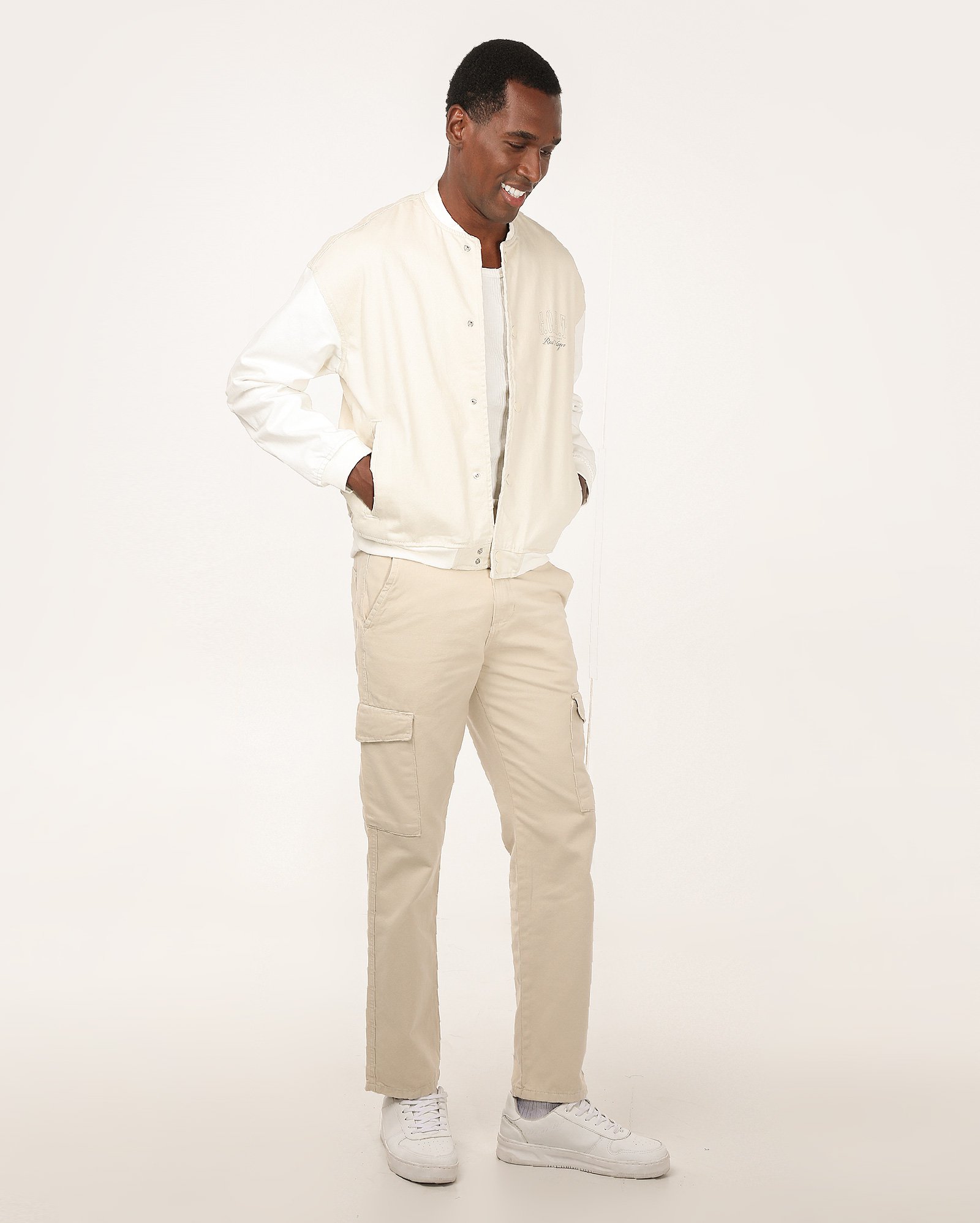 Calça sarja masculina reta com bolsos cargo bege | Pool Jeans