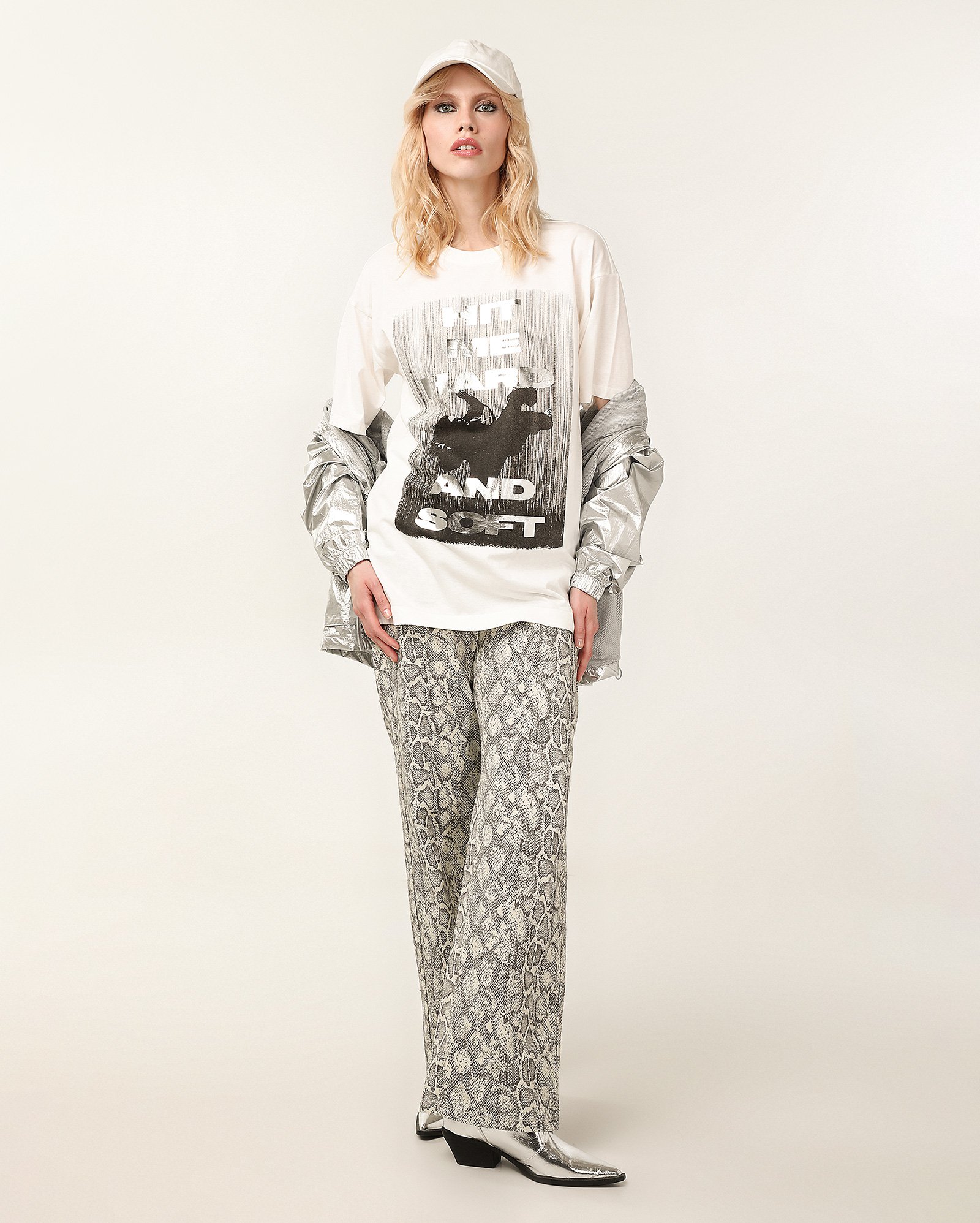 Camiseta feminina oversized hit me hard and soft branca | Billie Eilish