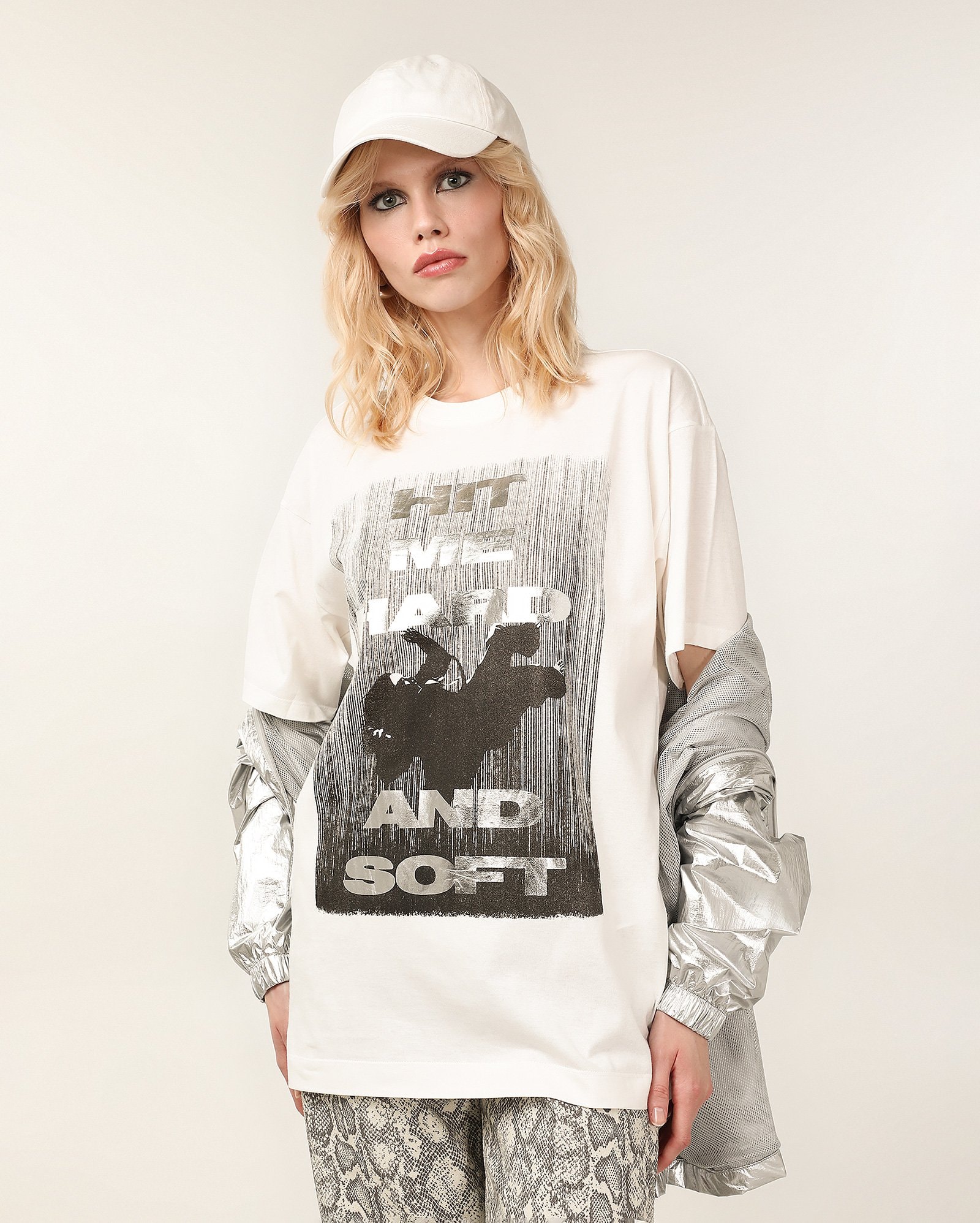 Camiseta feminina oversized hit me hard and soft branca | Billie Eilish — foto 4