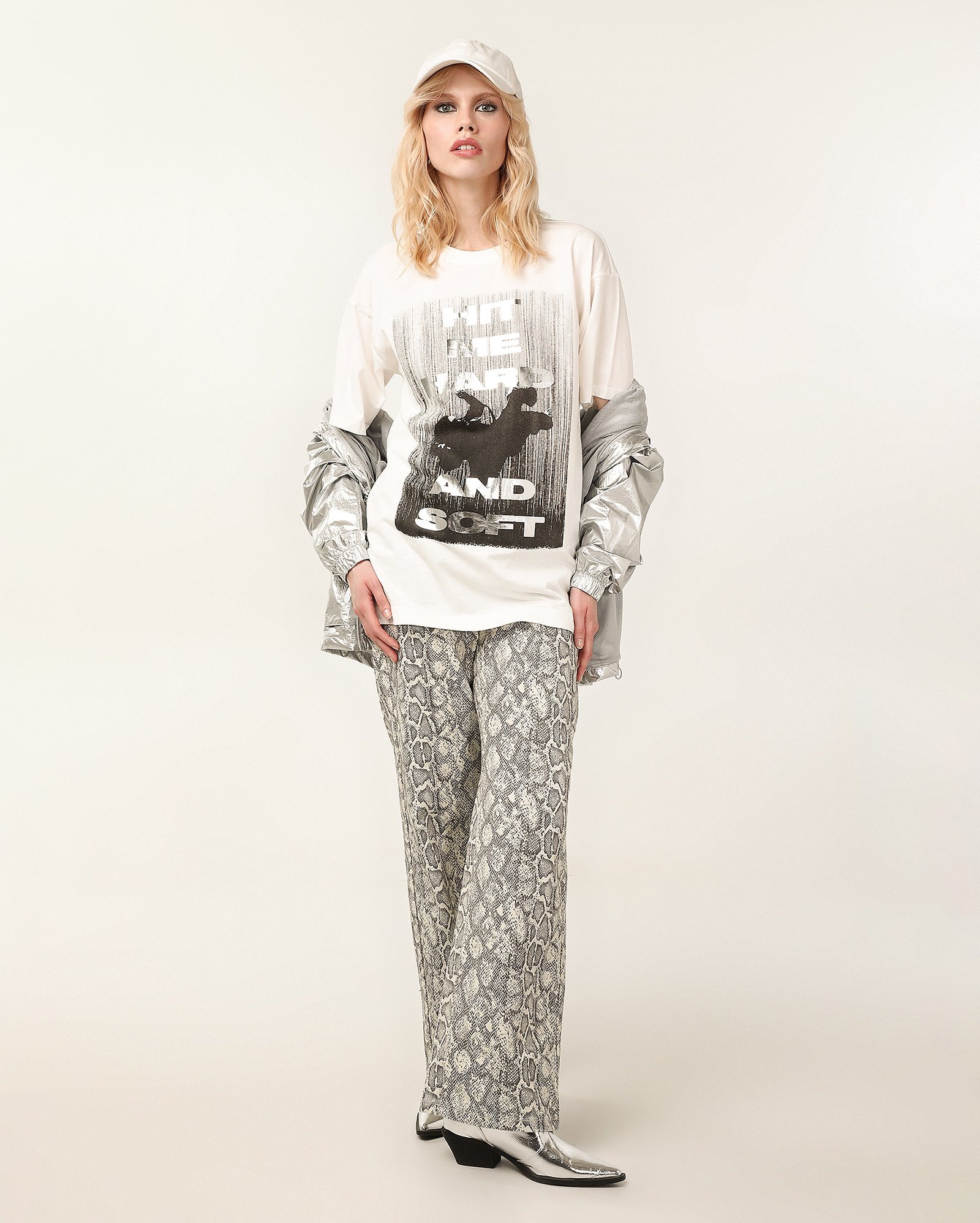 Camiseta feminina oversized hit me hard and soft branca | Billie Eilish — foto 2