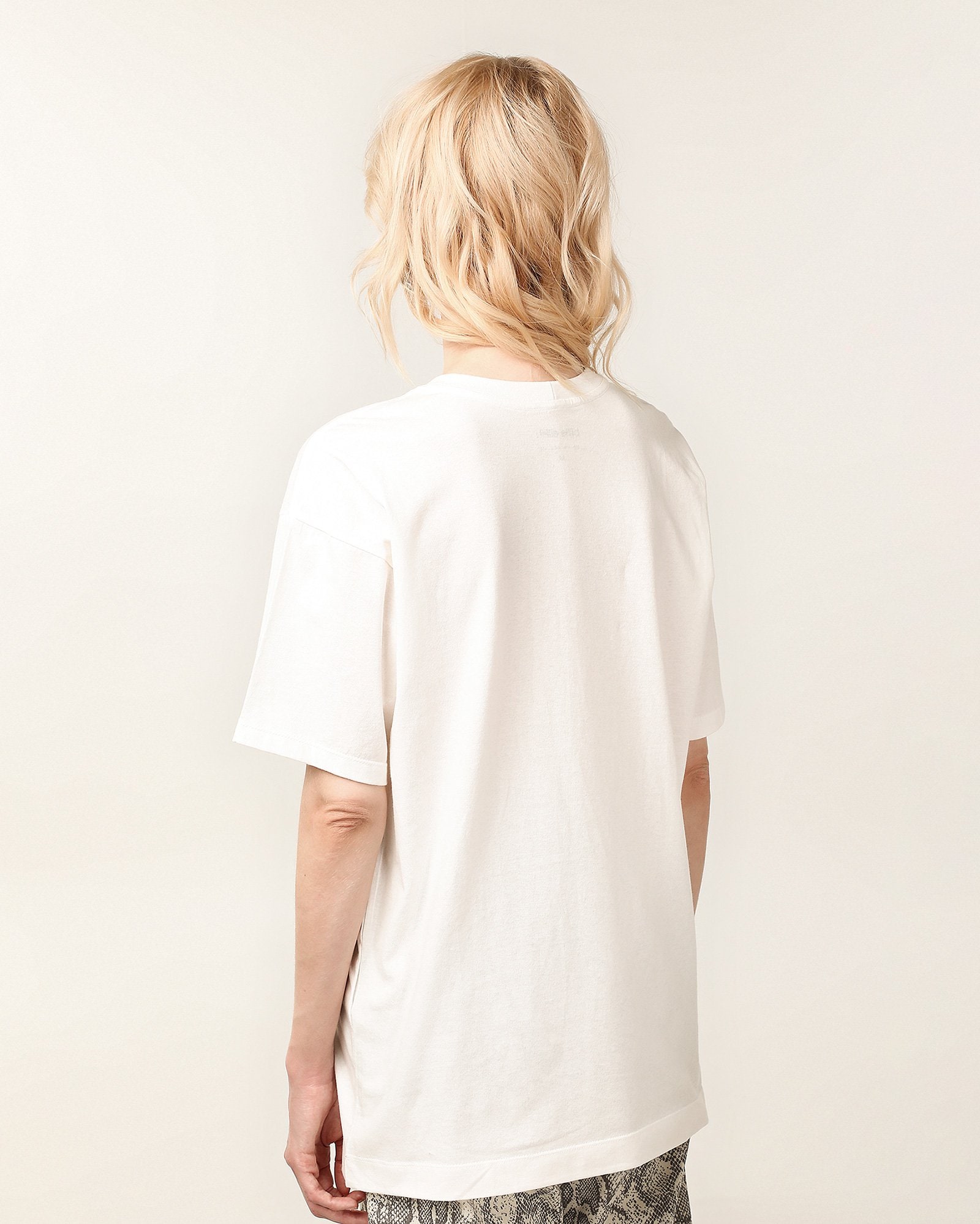 Camiseta feminina oversized hit me hard and soft branca | Billie Eilish — foto 5