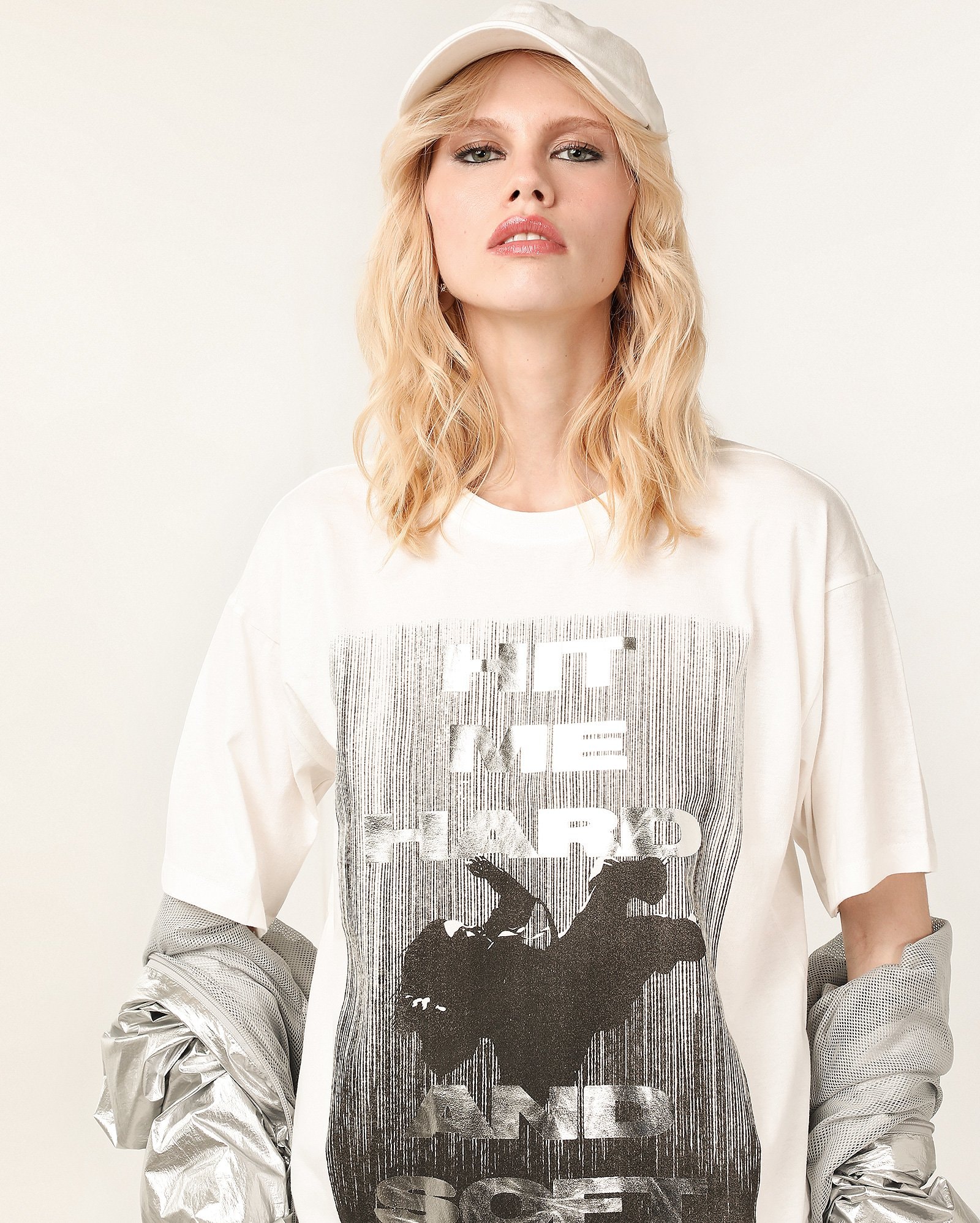Camiseta feminina oversized hit me hard and soft branca | Billie Eilish — foto 3