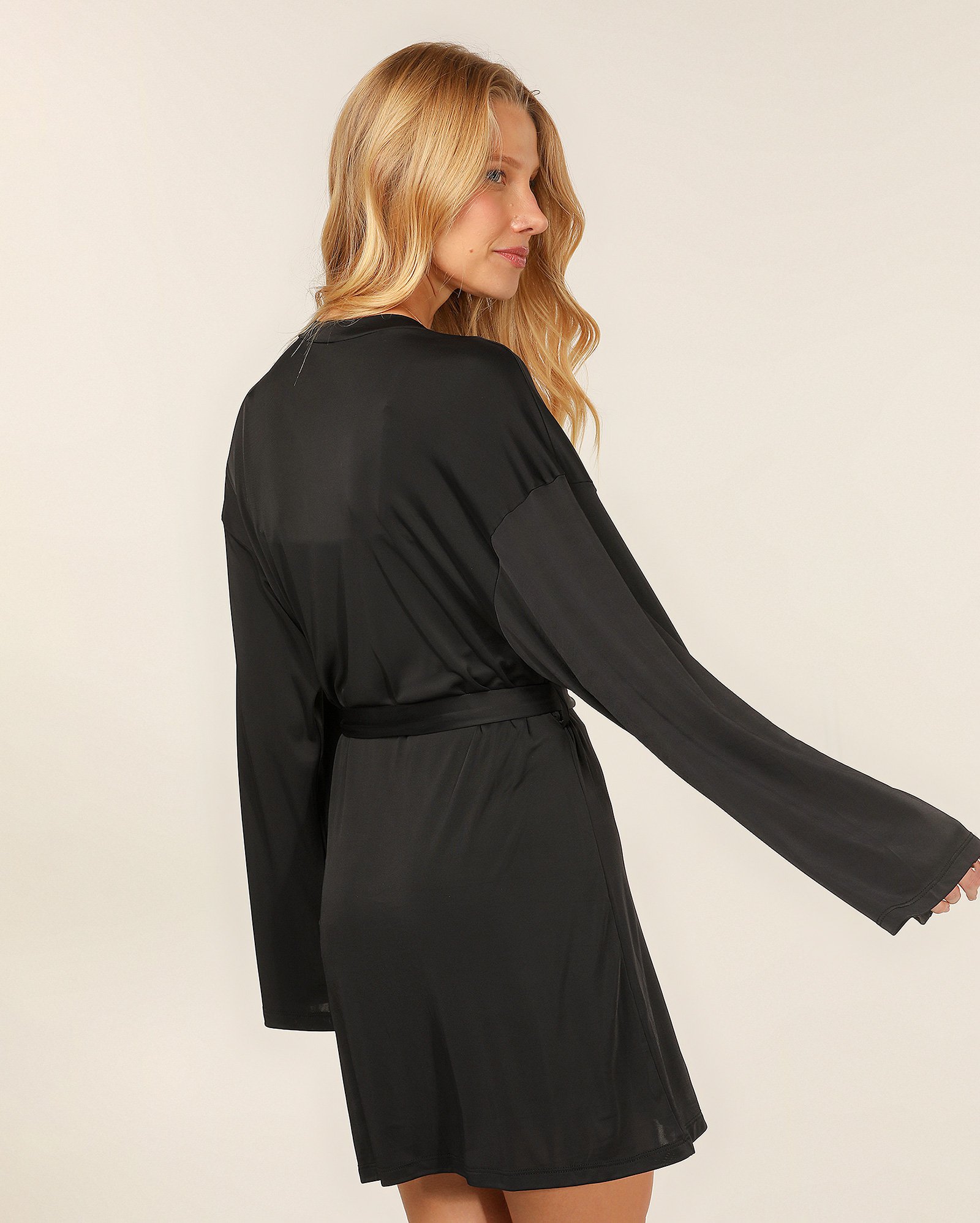 Robe curto feminino em poliamida liganete liso preto | Riachuelo