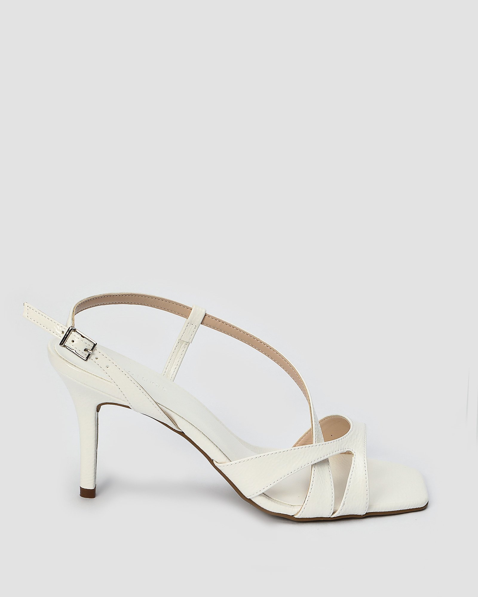 Sandália feminina salto fino tiras deslocadas - Branco