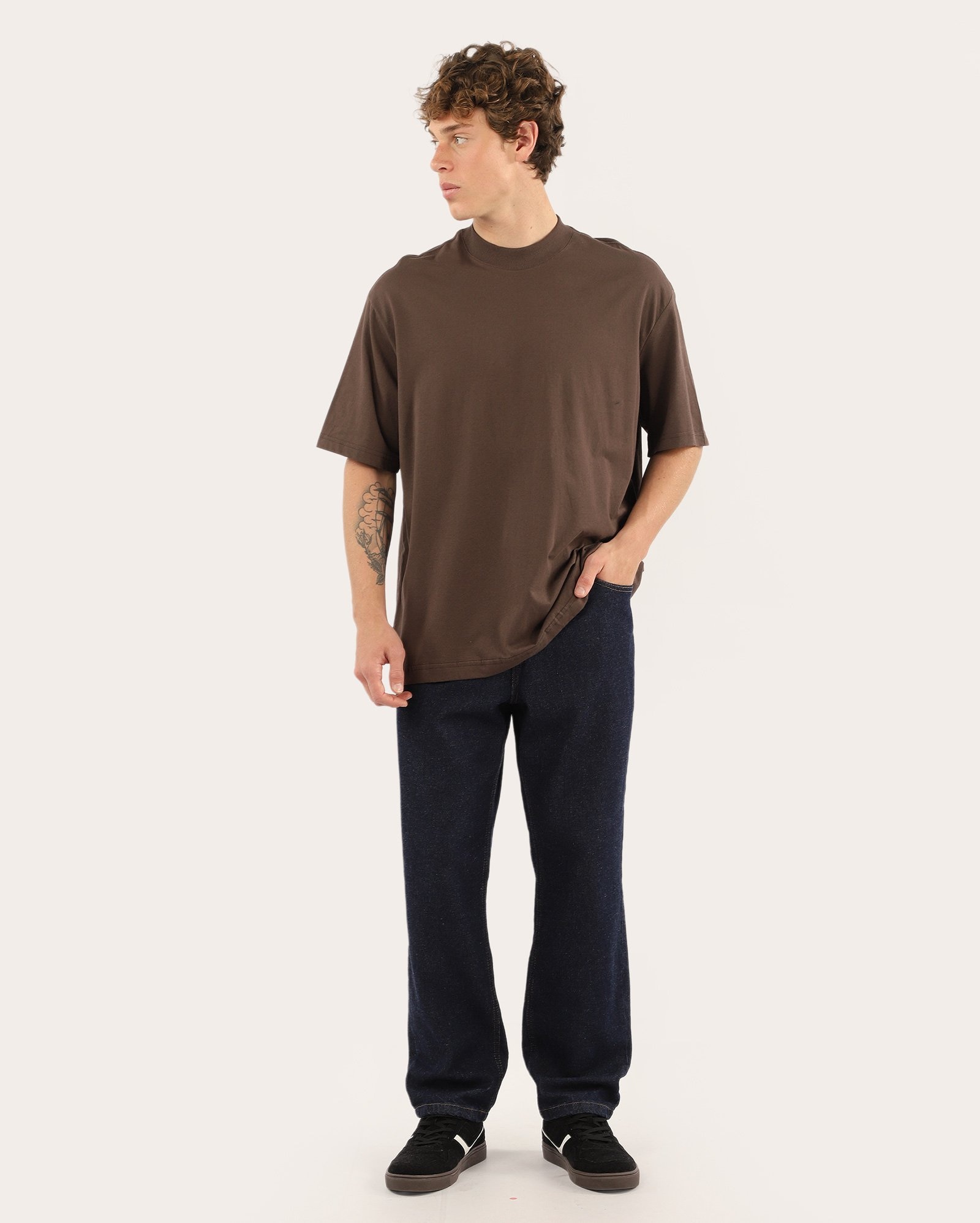 Camiseta masculina relaxed gola alta - Marrom