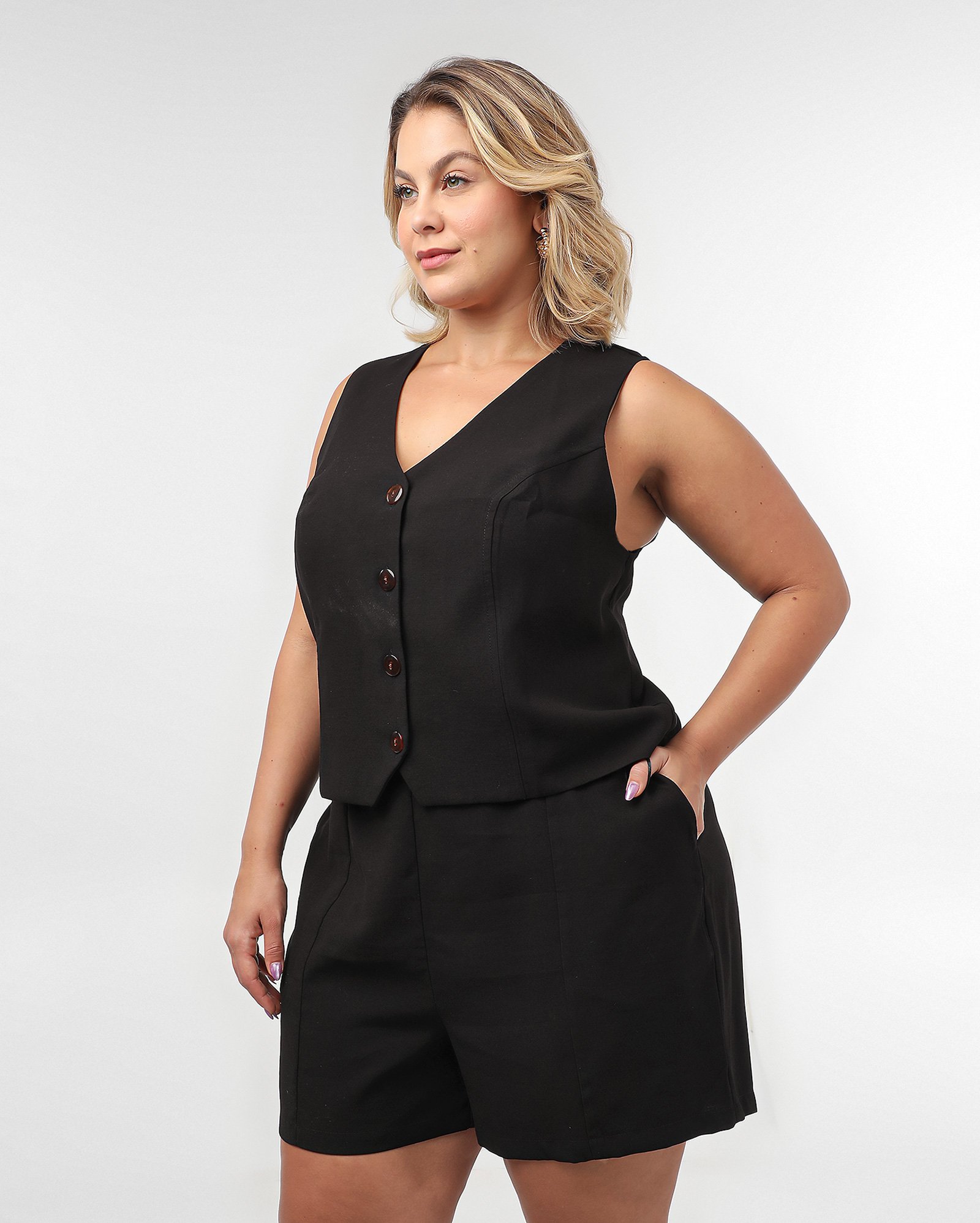 Short plus size feminino alfaiataria liso com fivela preto | AK Plus by Riachuelo