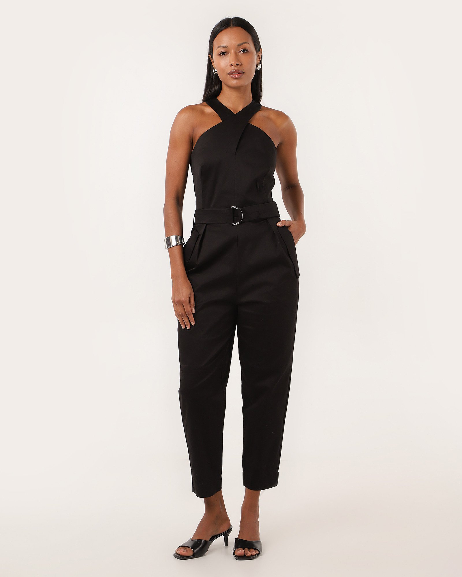 Macacão feminino decote halter com cinto preto | AK by Riachuelo