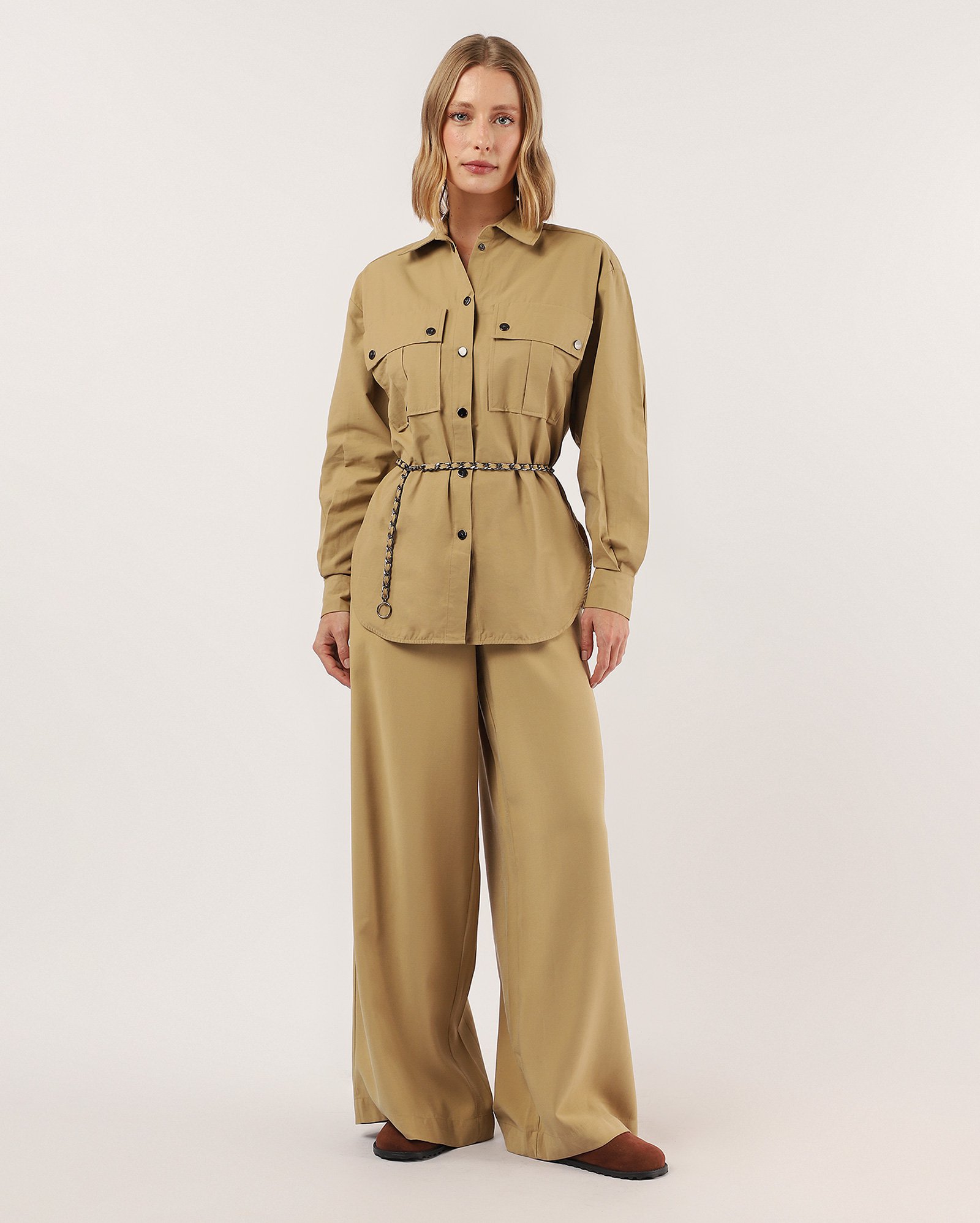 Camisa feminina oversized cargo com corrente - Bege Escuro