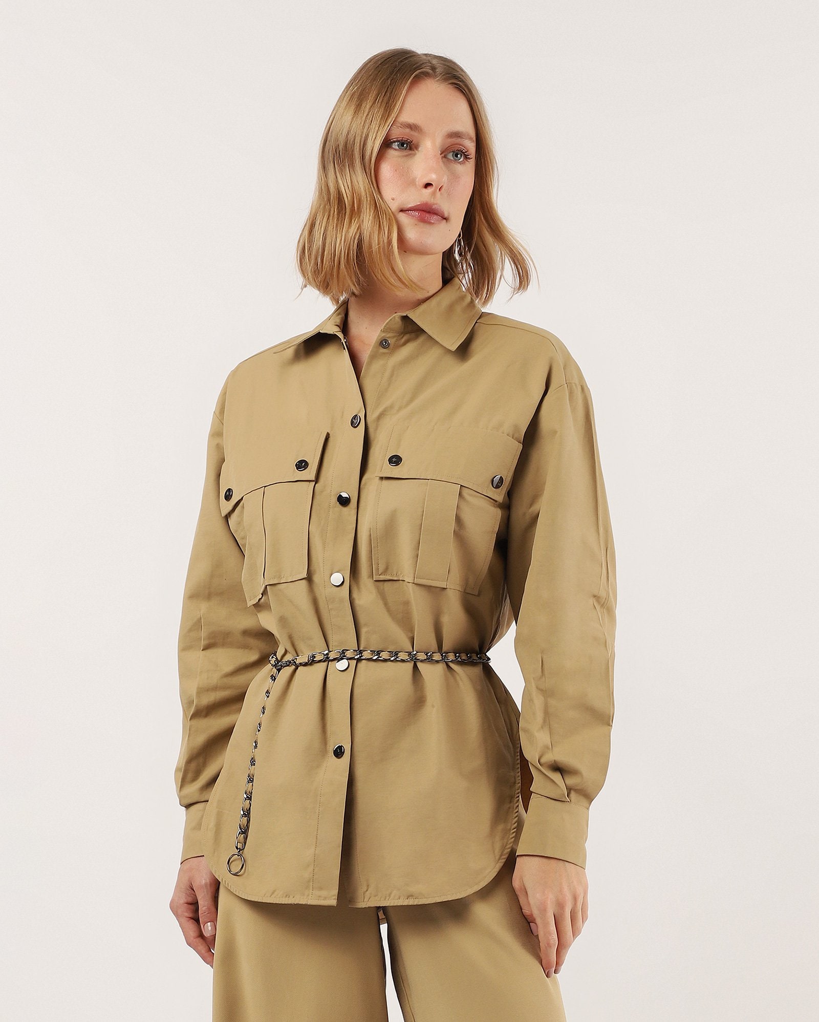 Camisa feminina oversized cargo com corrente - Bege Escuro