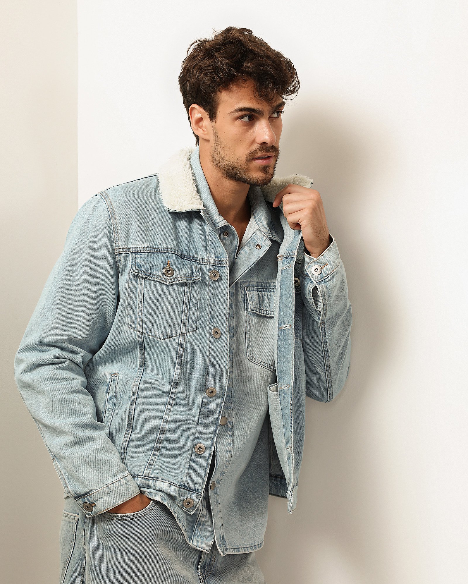 Jaqueta jeans masculina estonada com bolsos - Jeans Claro | Pool Jeans