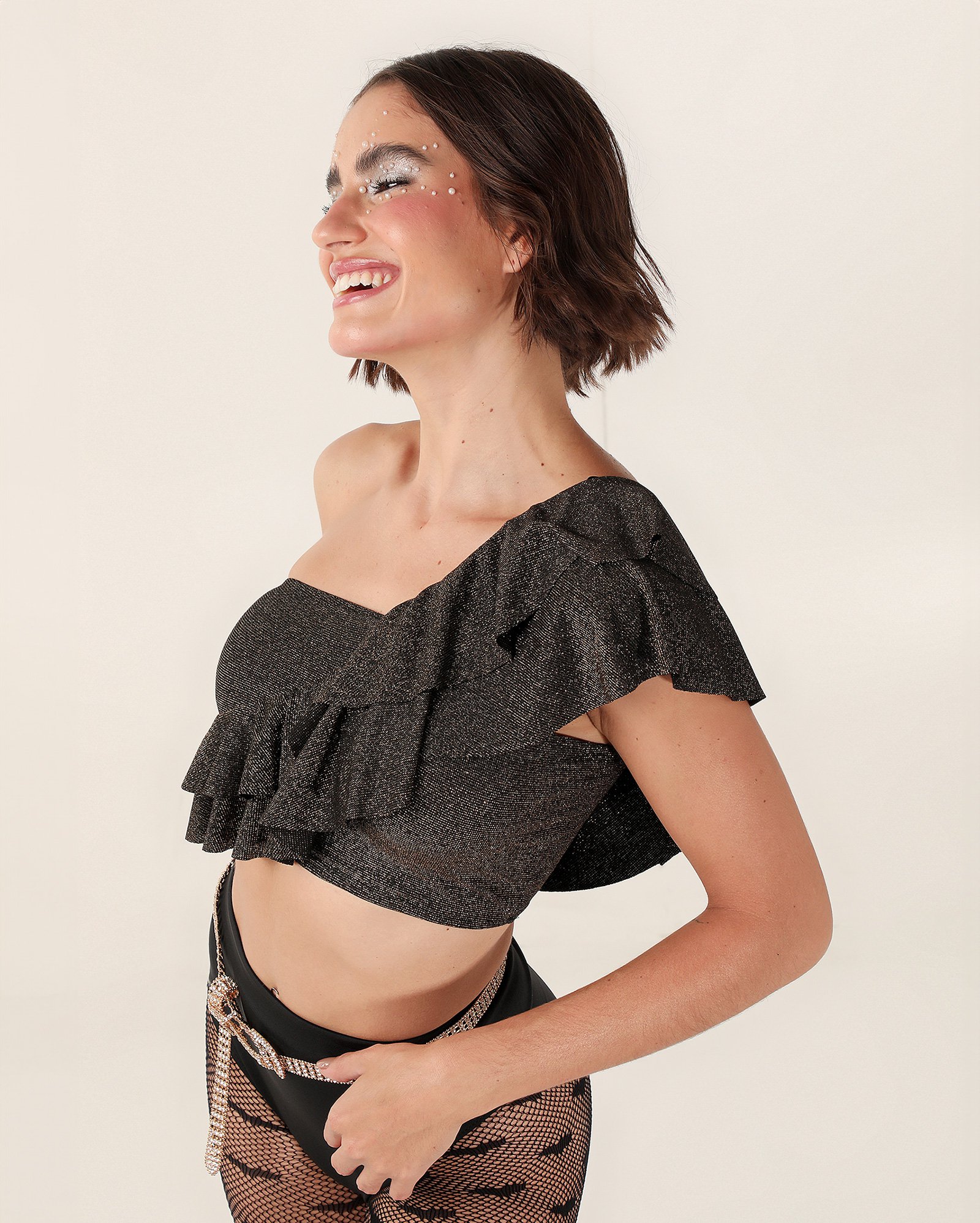 Blusa cropped um ombro só fios com brilho com babados preta | Pool — foto 3