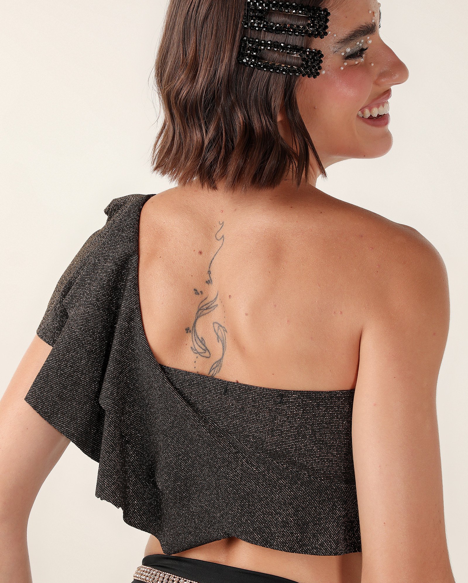 Blusa cropped um ombro só fios com brilho com babados preta | Pool — foto 5