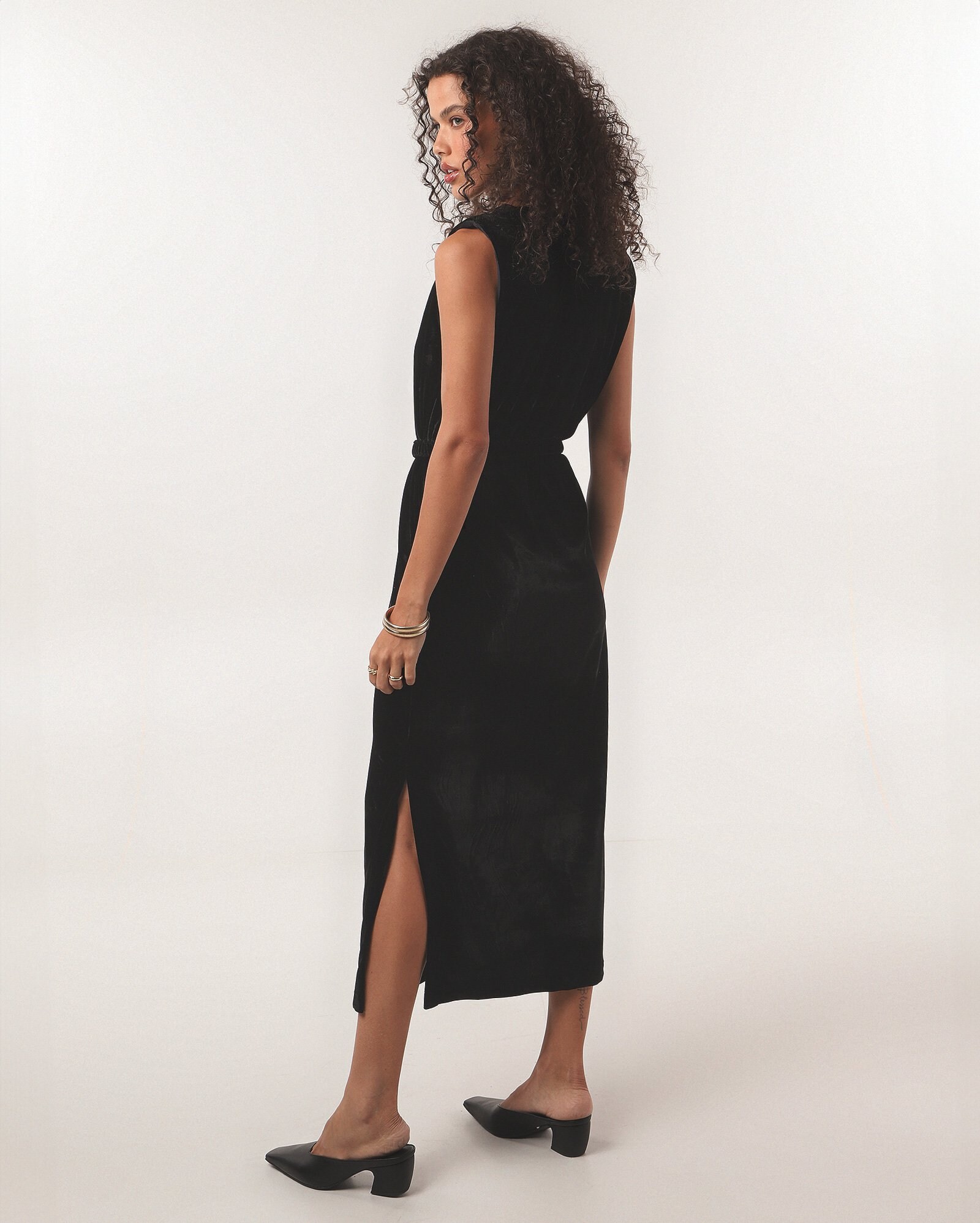 Vestido midi em veludo com decote v e cinto preto | Missinclof + Riachuelo — foto 3