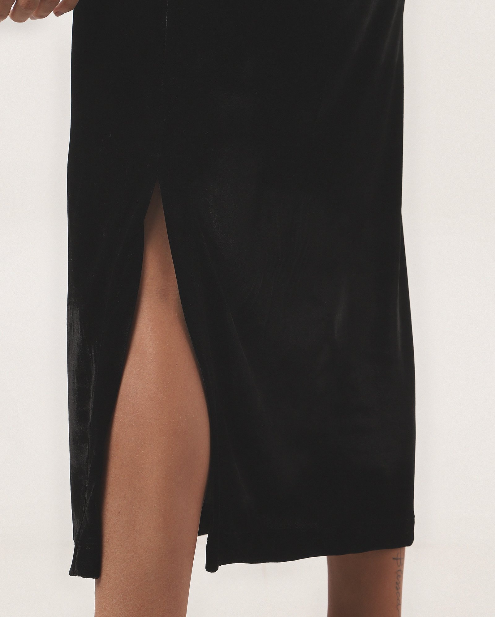 Vestido midi em veludo com decote v e cinto preto | Missinclof + Riachuelo — foto 4