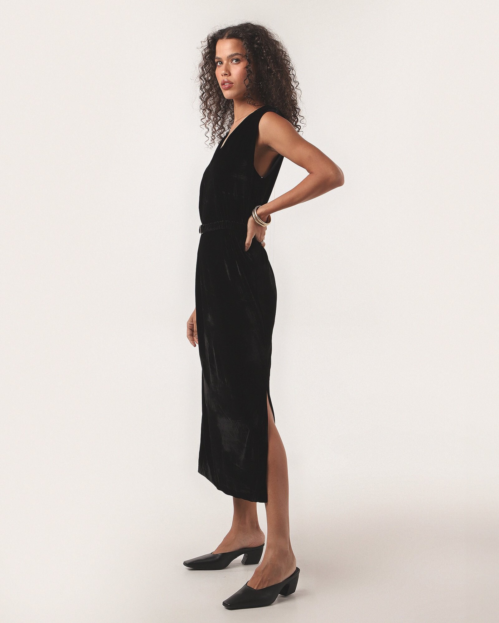 Vestido midi em veludo com decote v e cinto preto | Missinclof + Riachuelo — foto 2