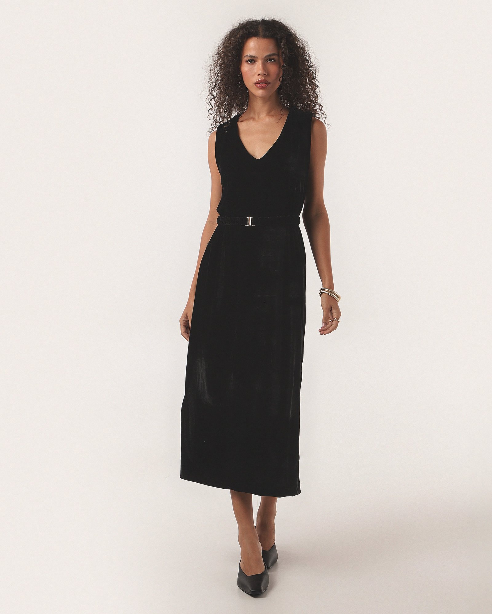 Vestido midi em veludo com decote v e cinto preto | Missinclof + Riachuelo