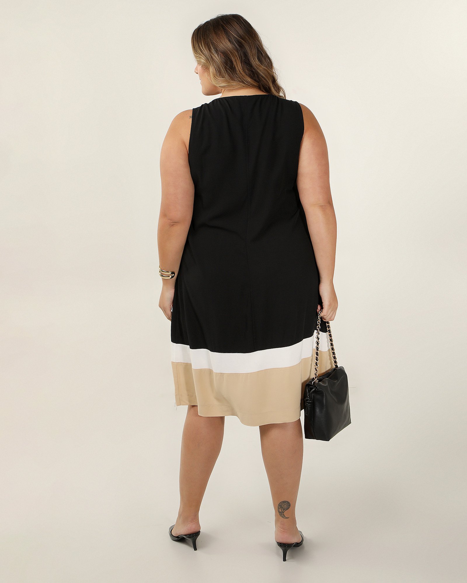 Vestido plus size midi reto em viscose preto | AK Plus by Riachuelo