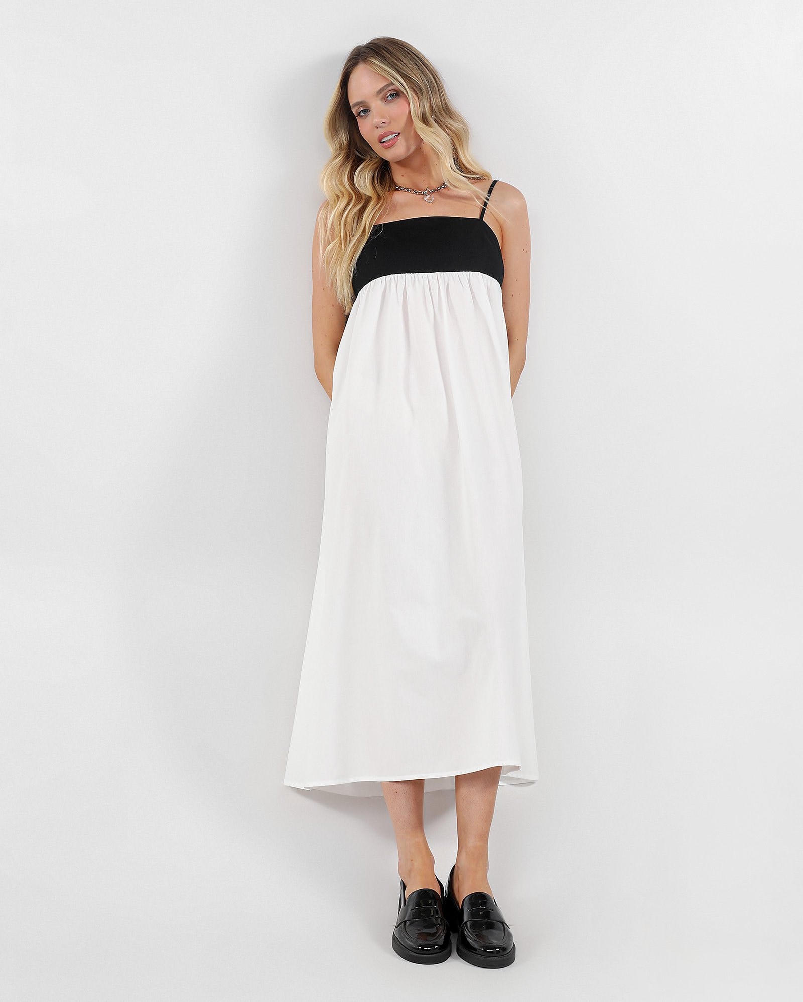 Vestido midi evasê recorte no busto e alças finas branco | Pool