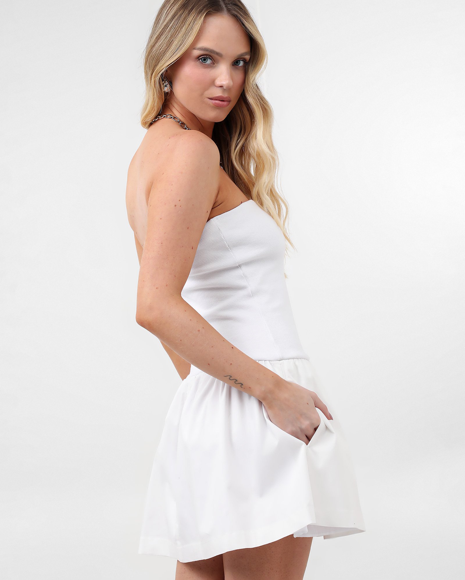 Vestido curto balonê strapless - Branco | Pool — foto 6