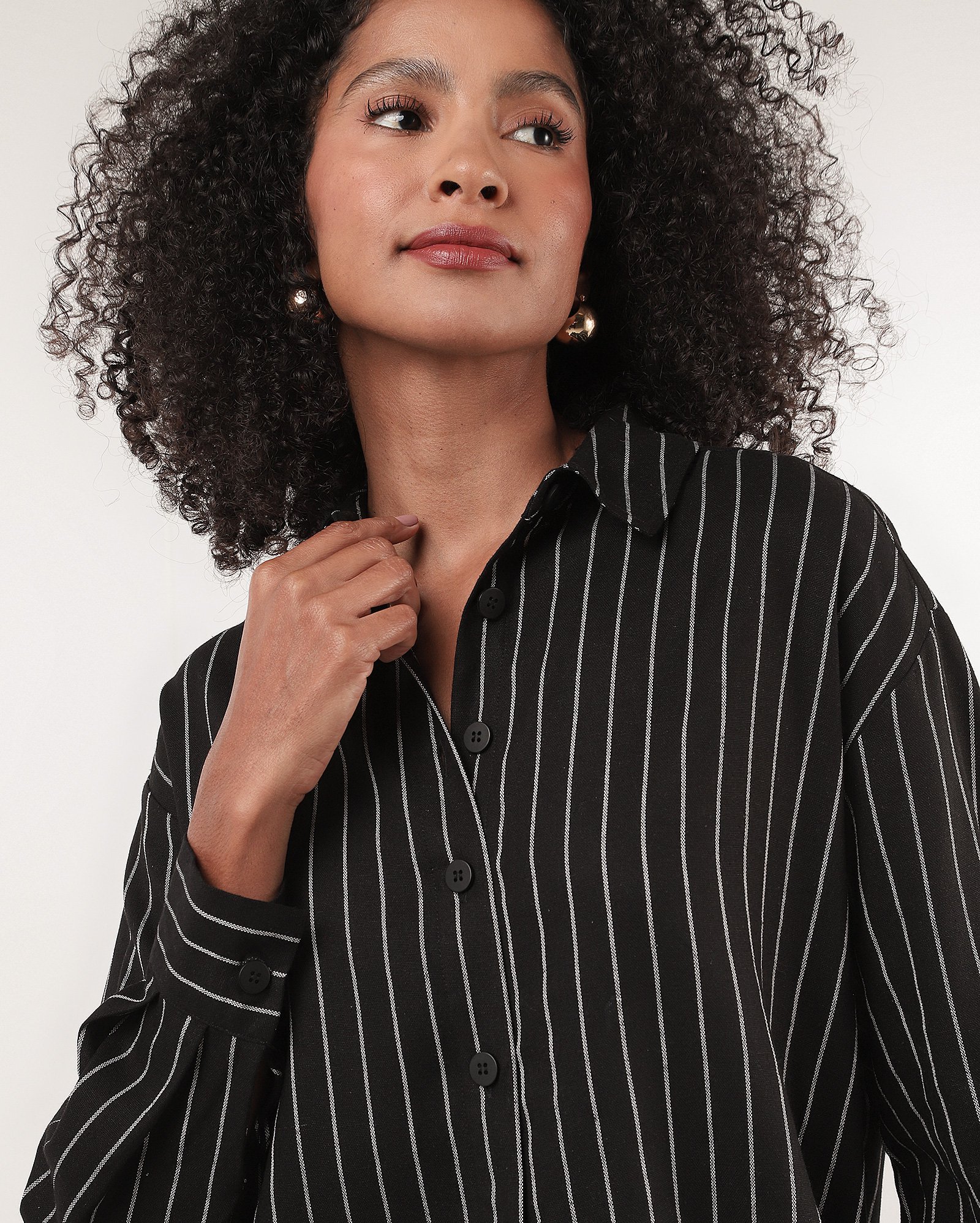 Camisa feminina em viscolinho risca de giz manga longa - Preto | AK by Riachuelo