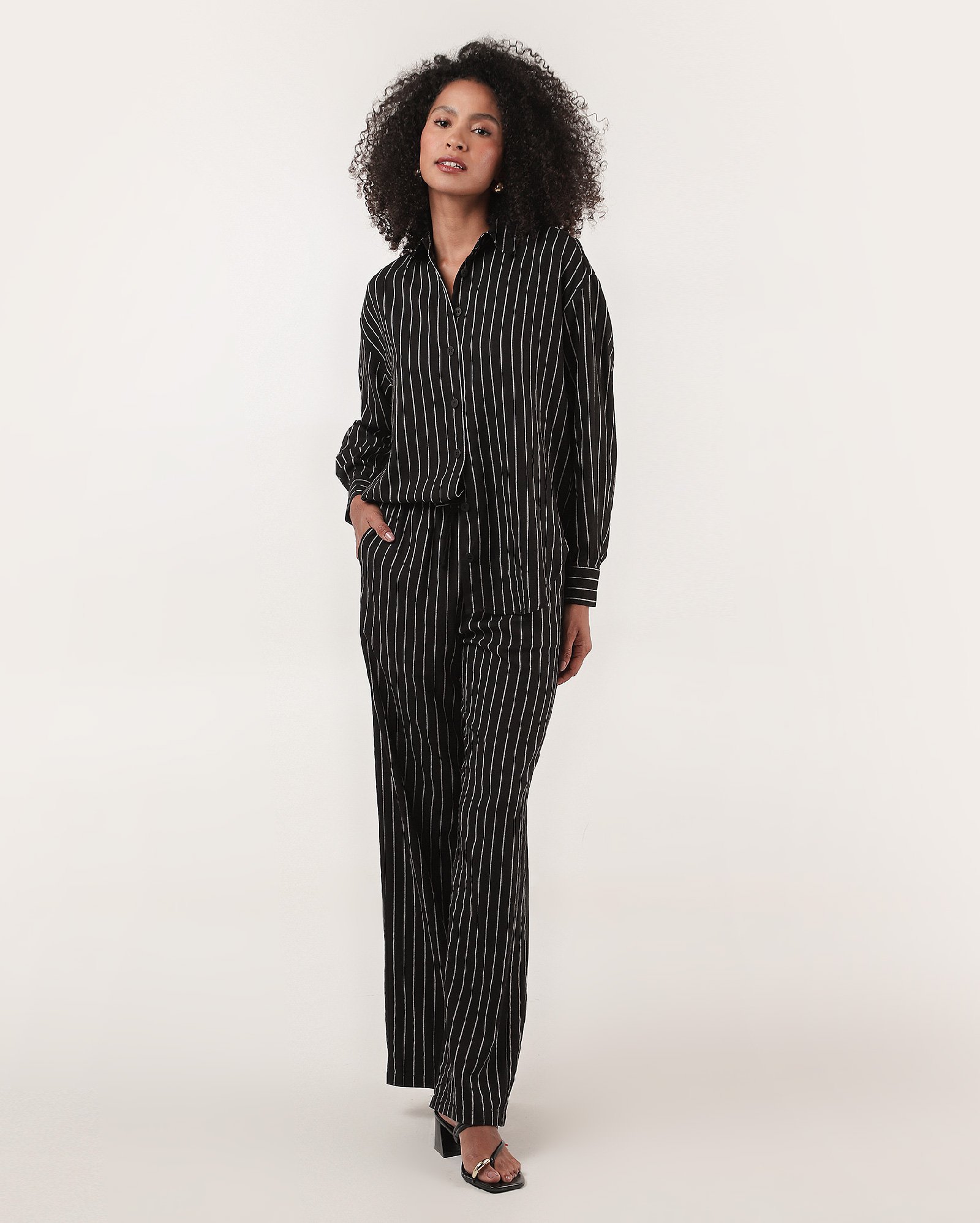 Camisa feminina em viscolinho risca de giz manga longa - Preto | AK by Riachuelo