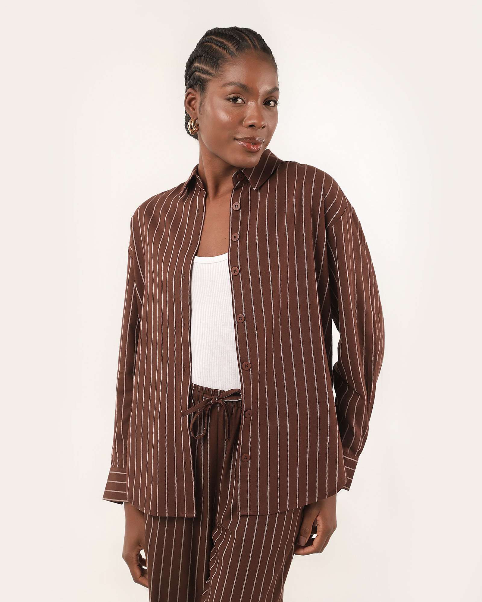 Camisa feminina em viscolinho risca de giz manga longa - Marrom | AK by Riachuelo