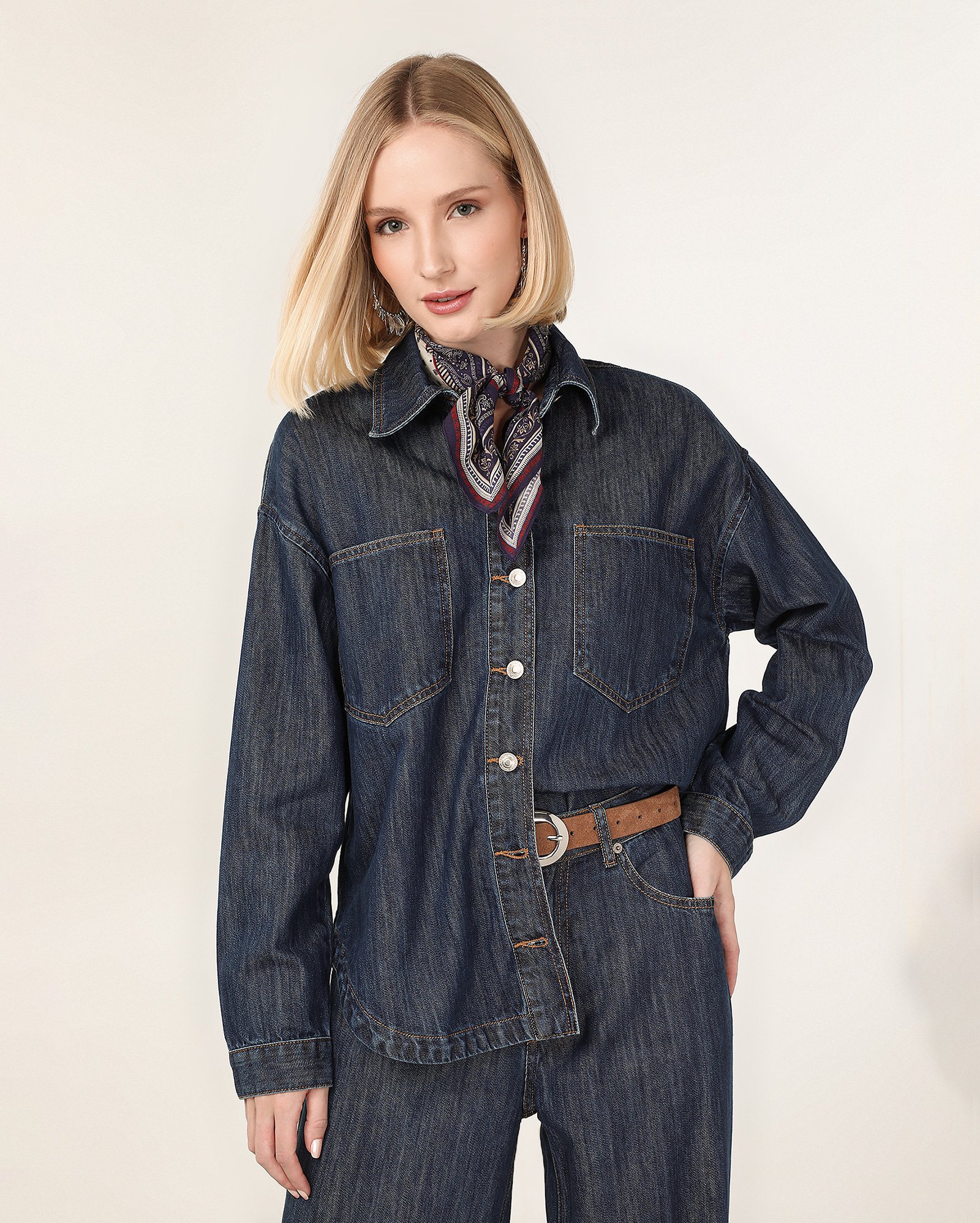 Camisa jeans feminina alongada pespontada denim escuro | Pool Jeans