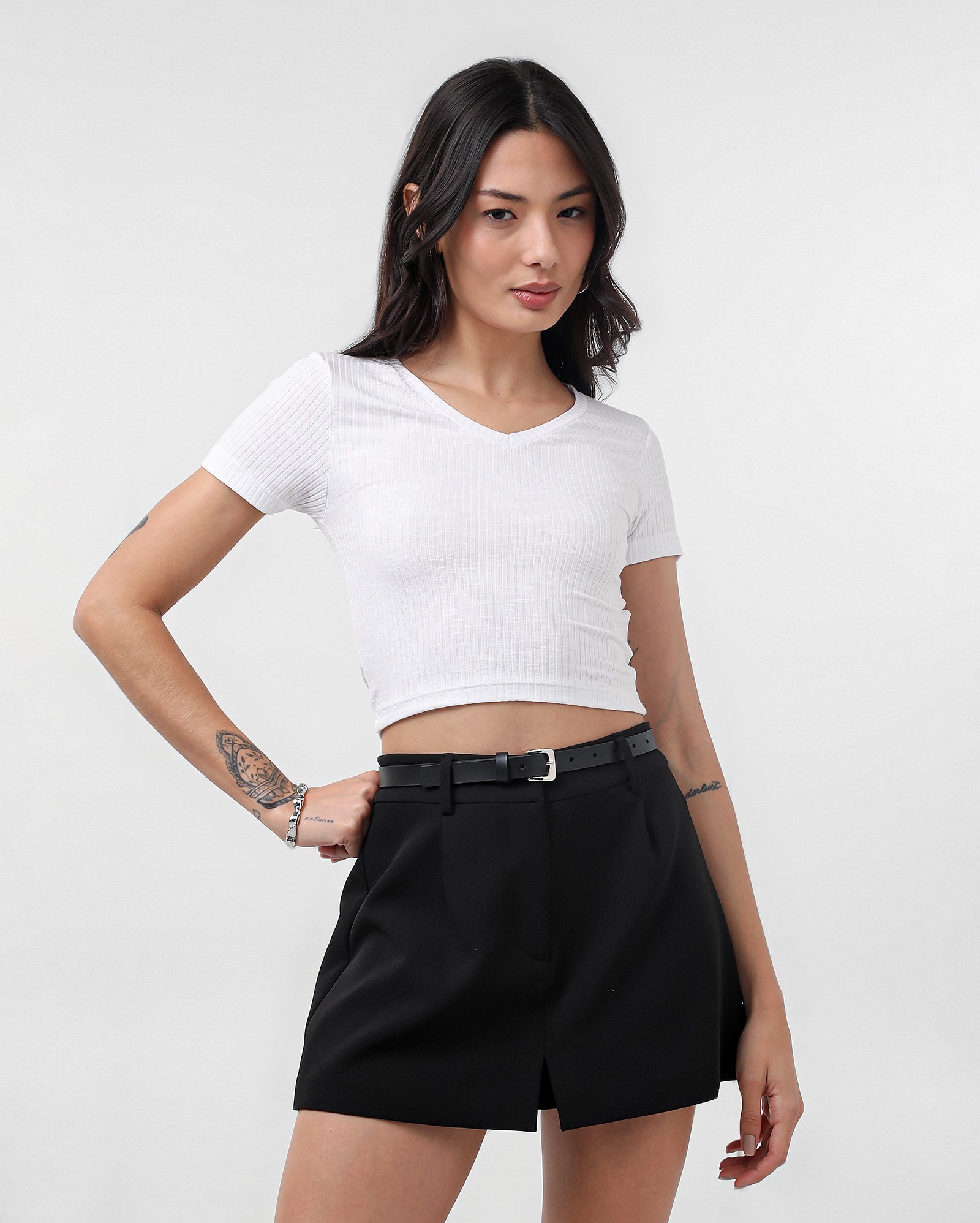 Camiseta cropped em malha canelada gola V - Branco | Pool — foto 6