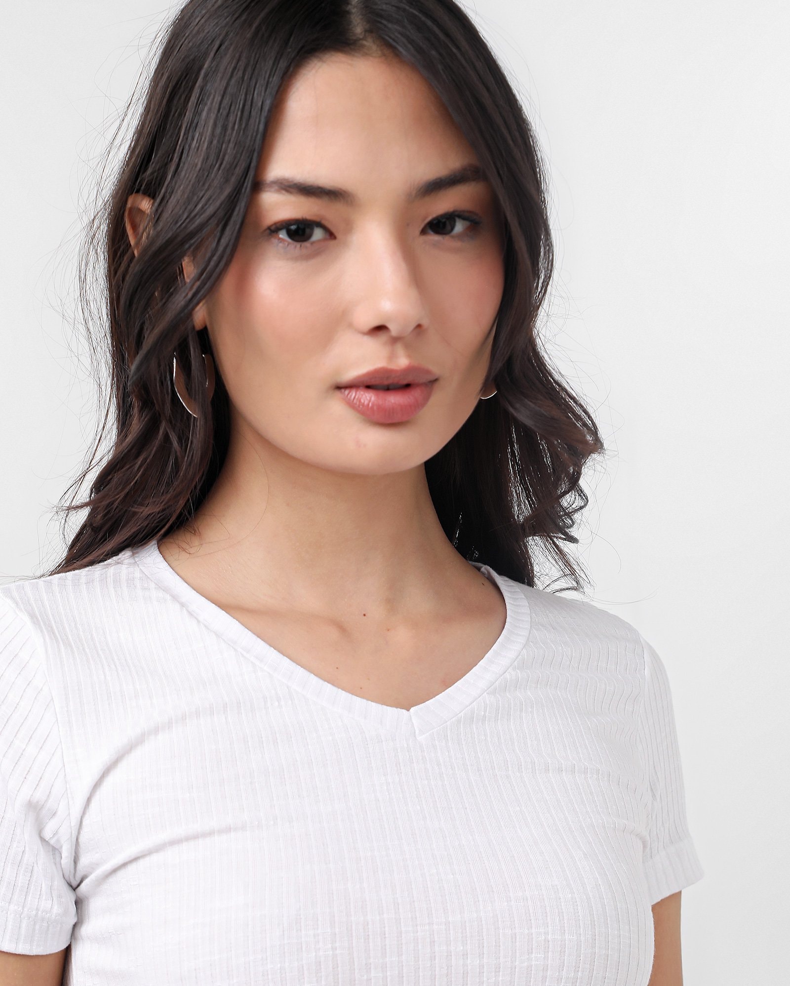 Camiseta cropped em malha canelada gola V - Branco | Pool — foto 5