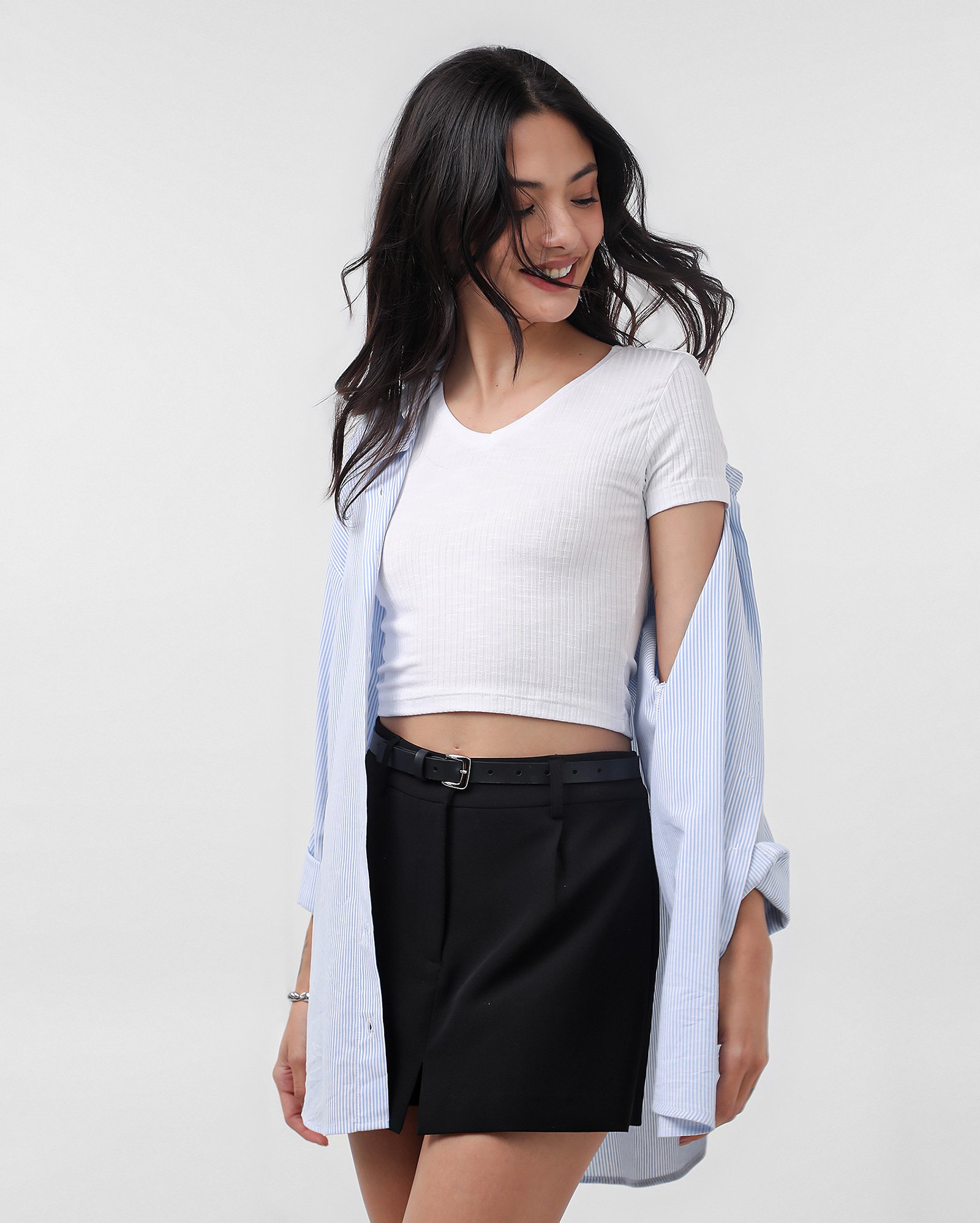 Camiseta cropped em malha canelada gola V - Branco | Pool — foto 4