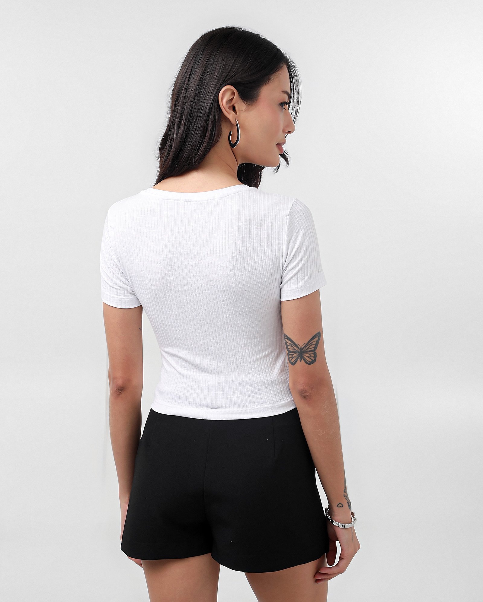 Camiseta cropped em malha canelada gola V - Branco | Pool — foto 7