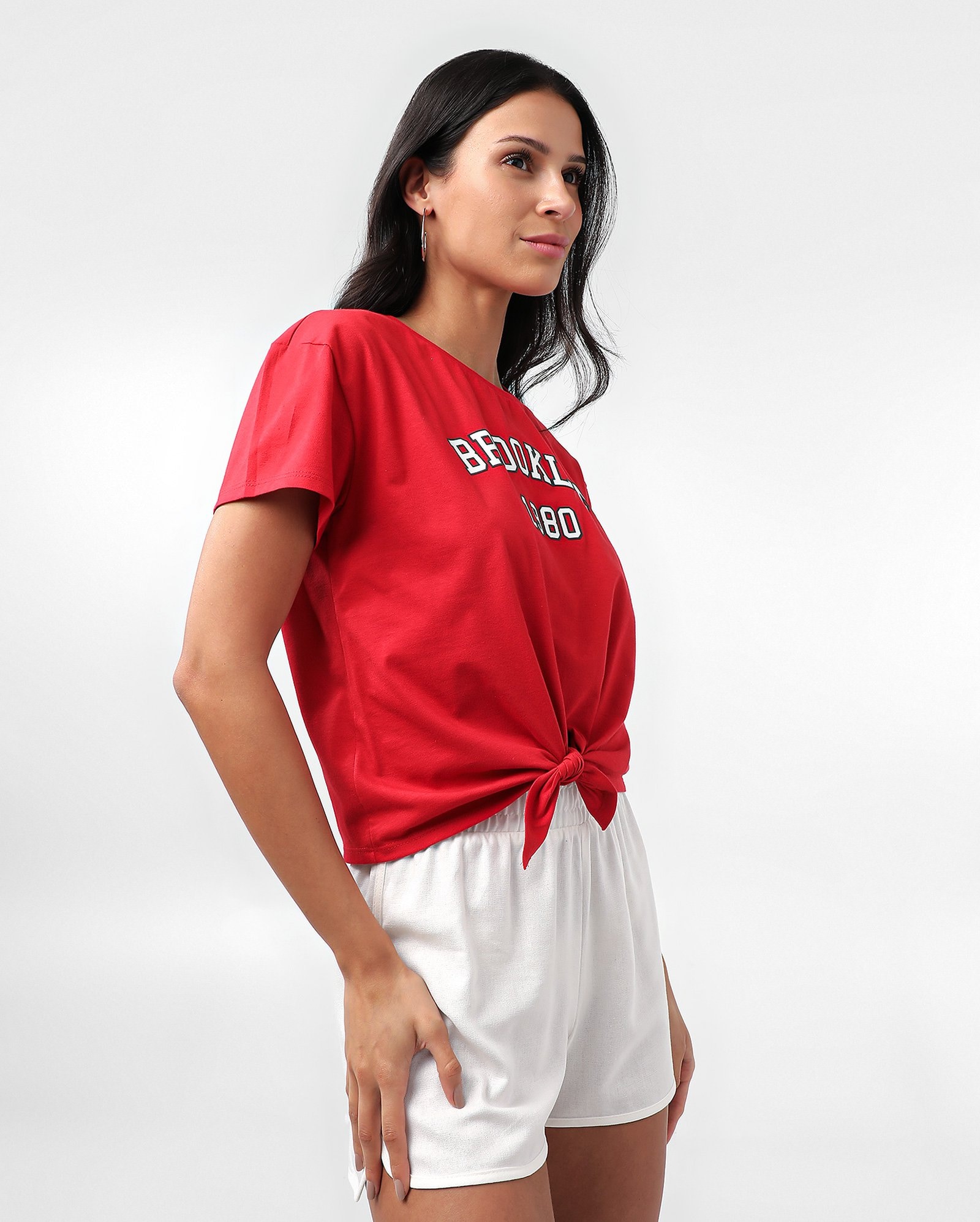 Camiseta feminina manga curta lettering com nó - Vermelho | Pool — foto 4