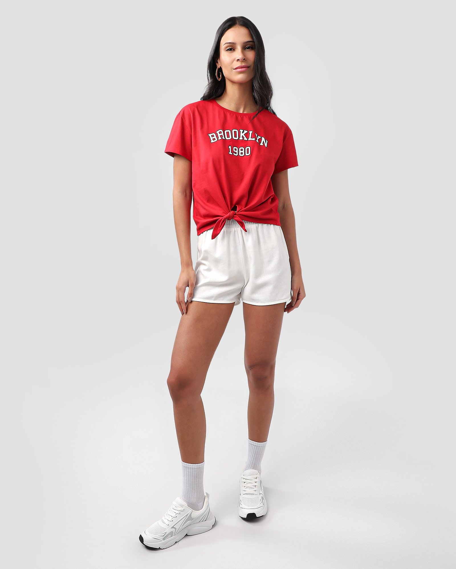 Camiseta feminina manga curta lettering com nó - Vermelho | Pool — foto 2