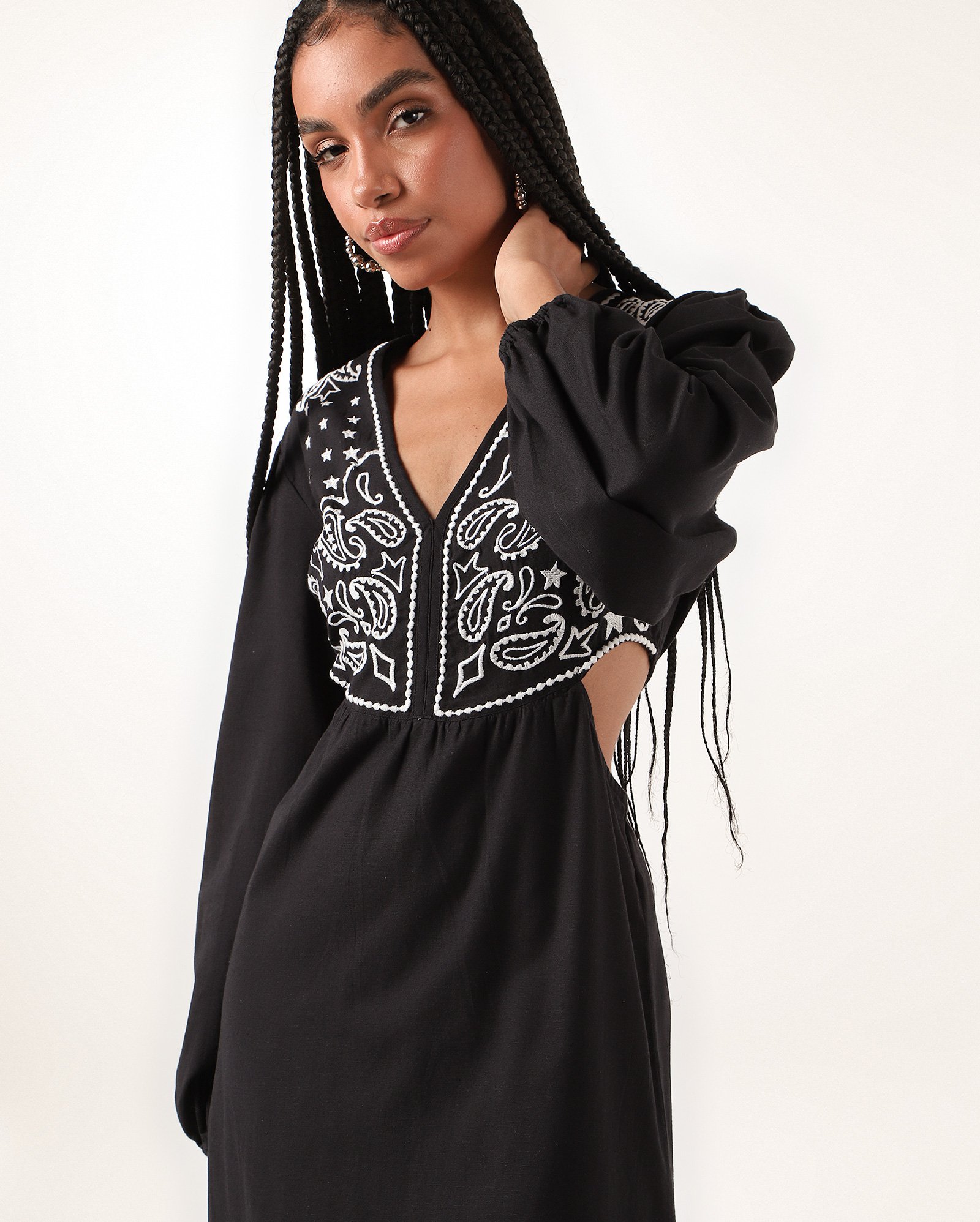 Vestido midi cut out bordado western preto | Pool