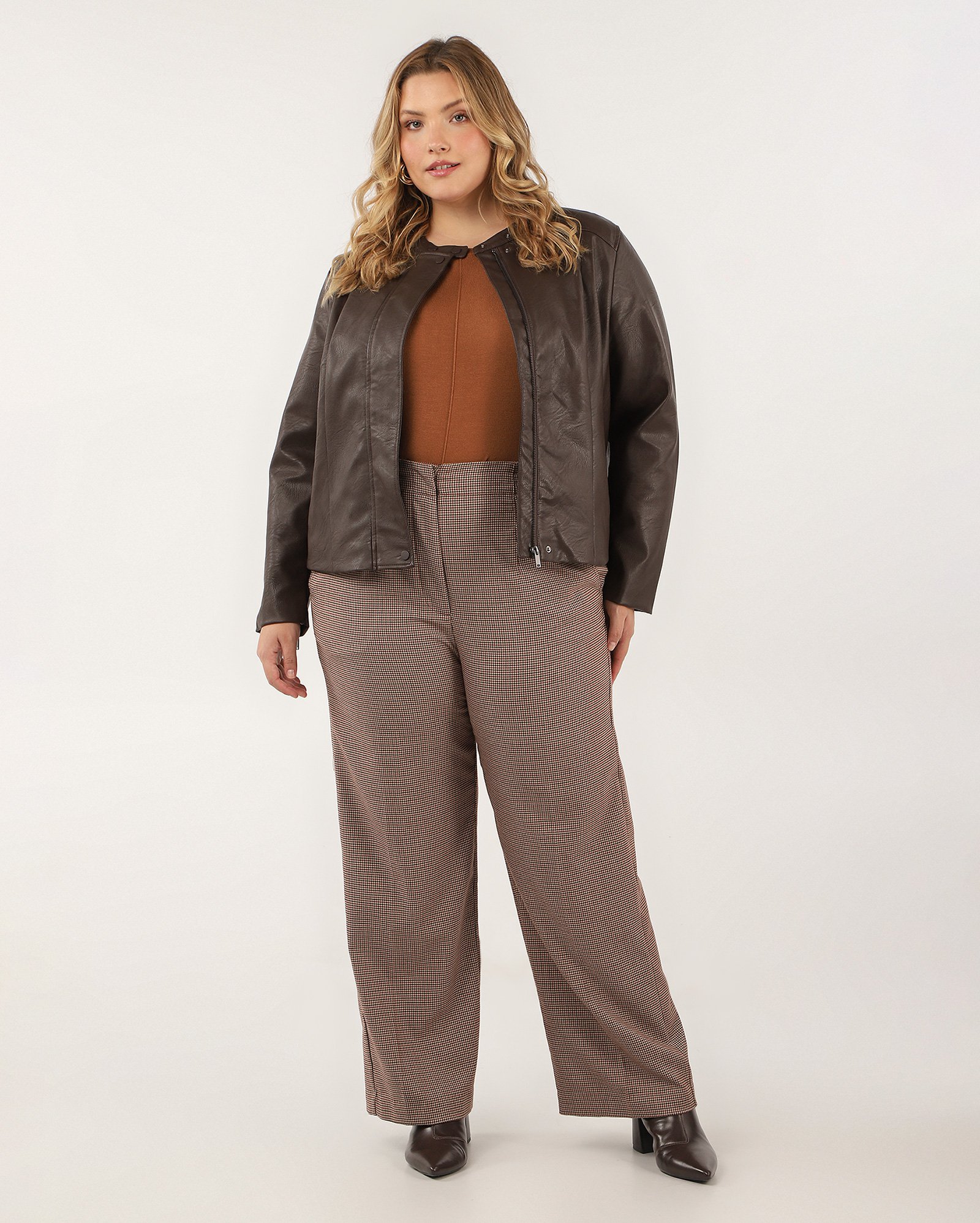 Jaqueta plus size feminina em poliuretano marrom | AK Plus by Riachuelo