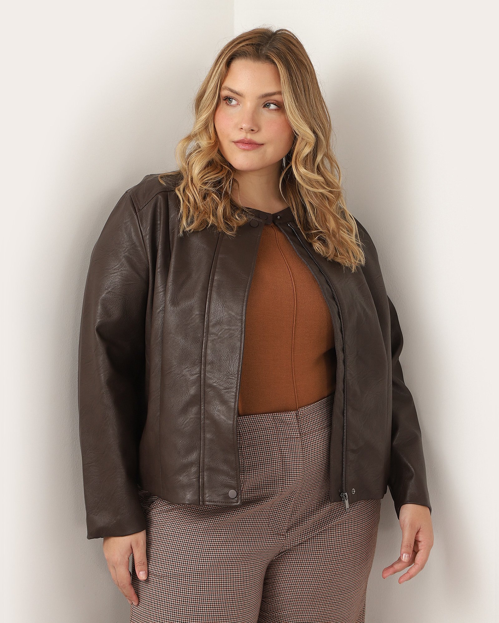 Jaqueta plus size feminina em poliuretano marrom | AK Plus by Riachuelo