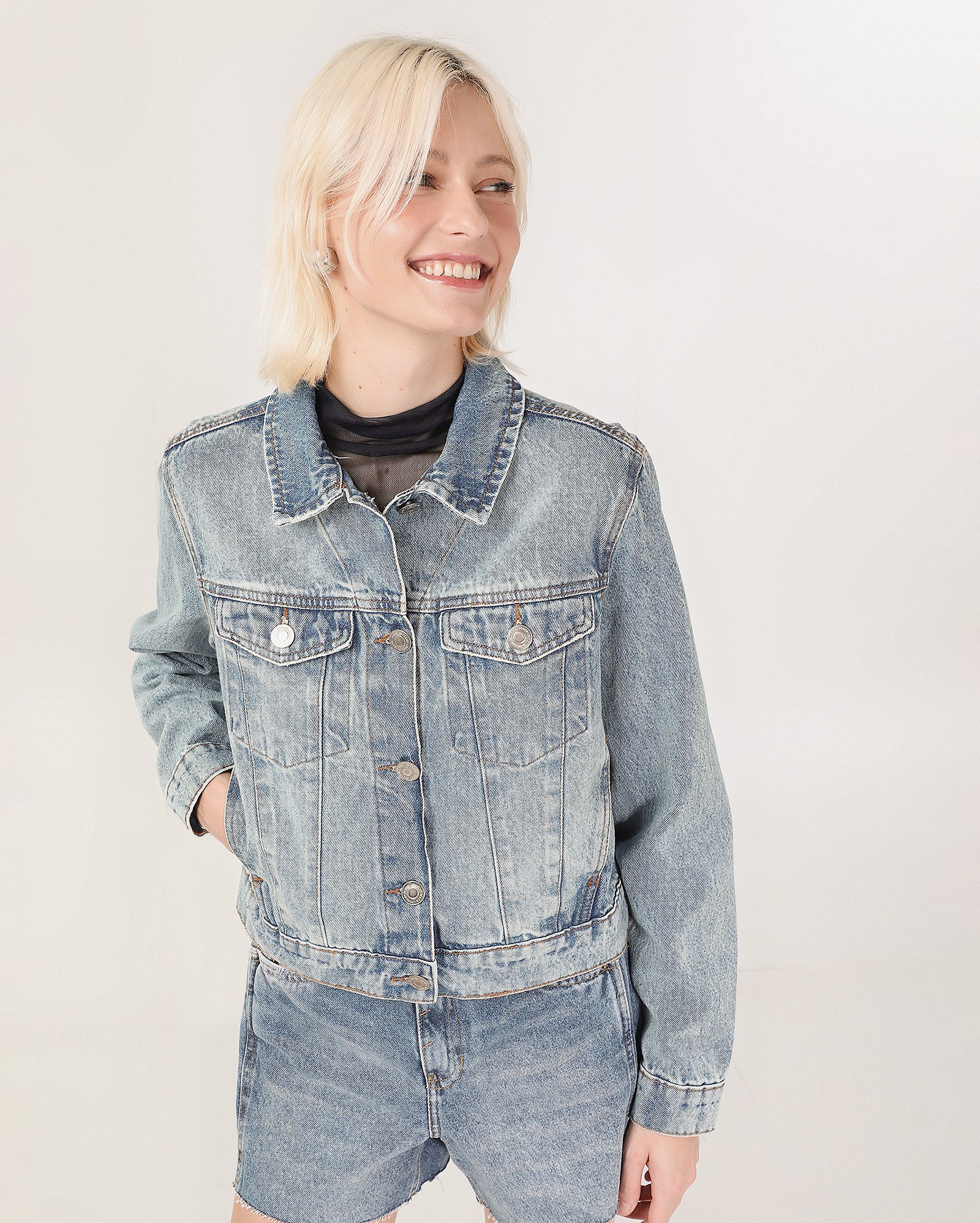 Jaqueta jeans feminina com recortes e bolsos - Jeans Médio | Pool Jeans