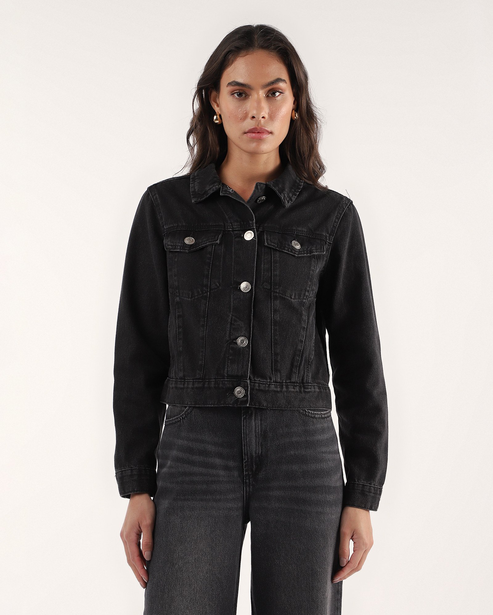 Jaqueta jeans feminina com recortes e bolsos - Jeans Black Escuro | Pool Jeans