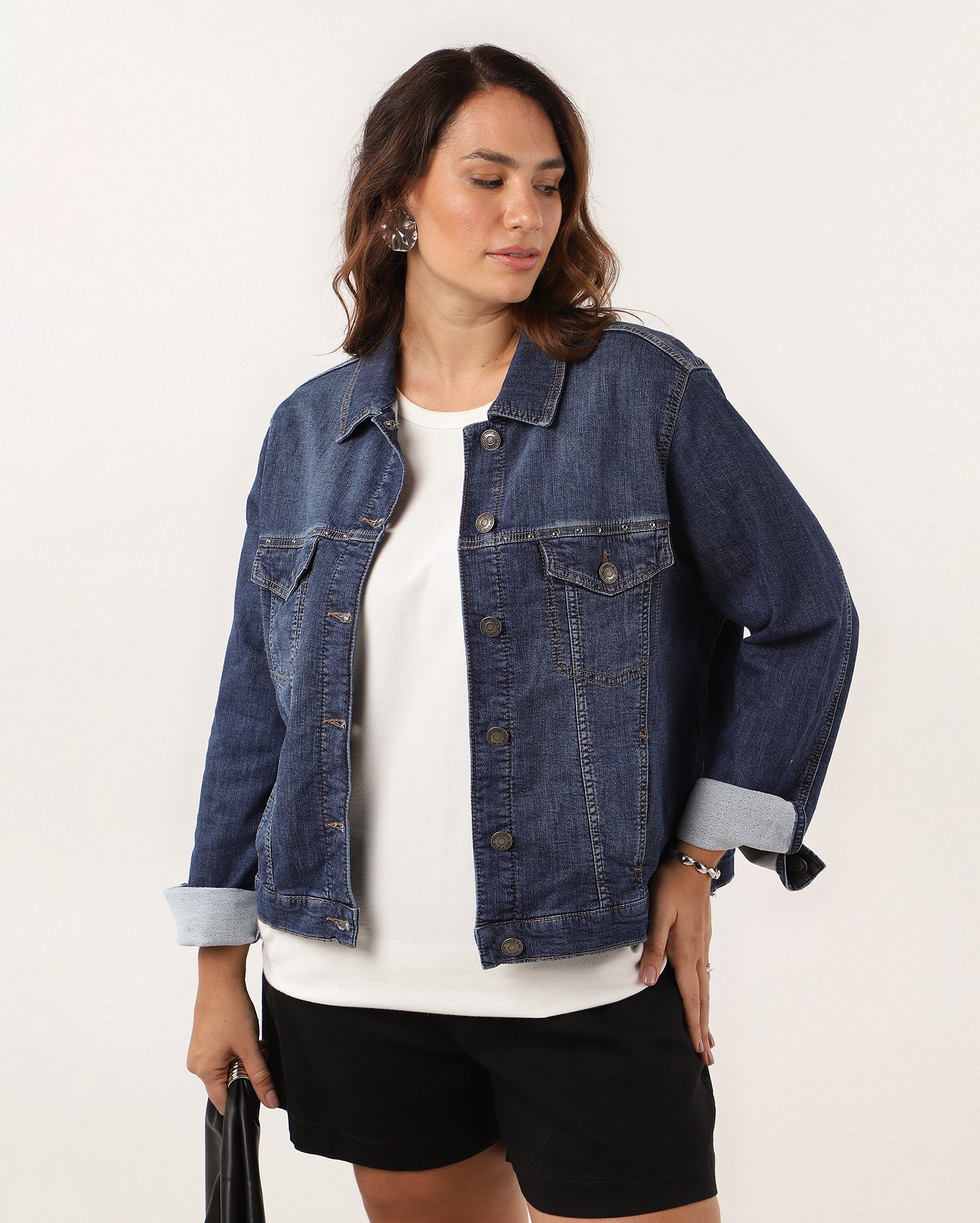Jaqueta jeans plus size feminina com bolsos cargo e aplicações escuro | Pool Jeans