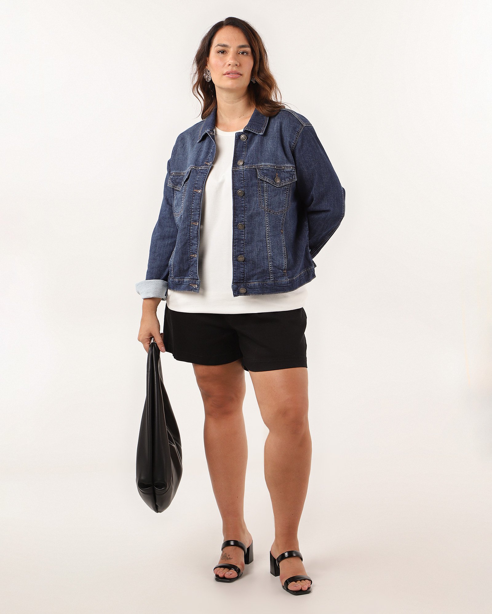 Jaqueta jeans plus size feminina com bolsos cargo e aplicações escuro | Pool Jeans