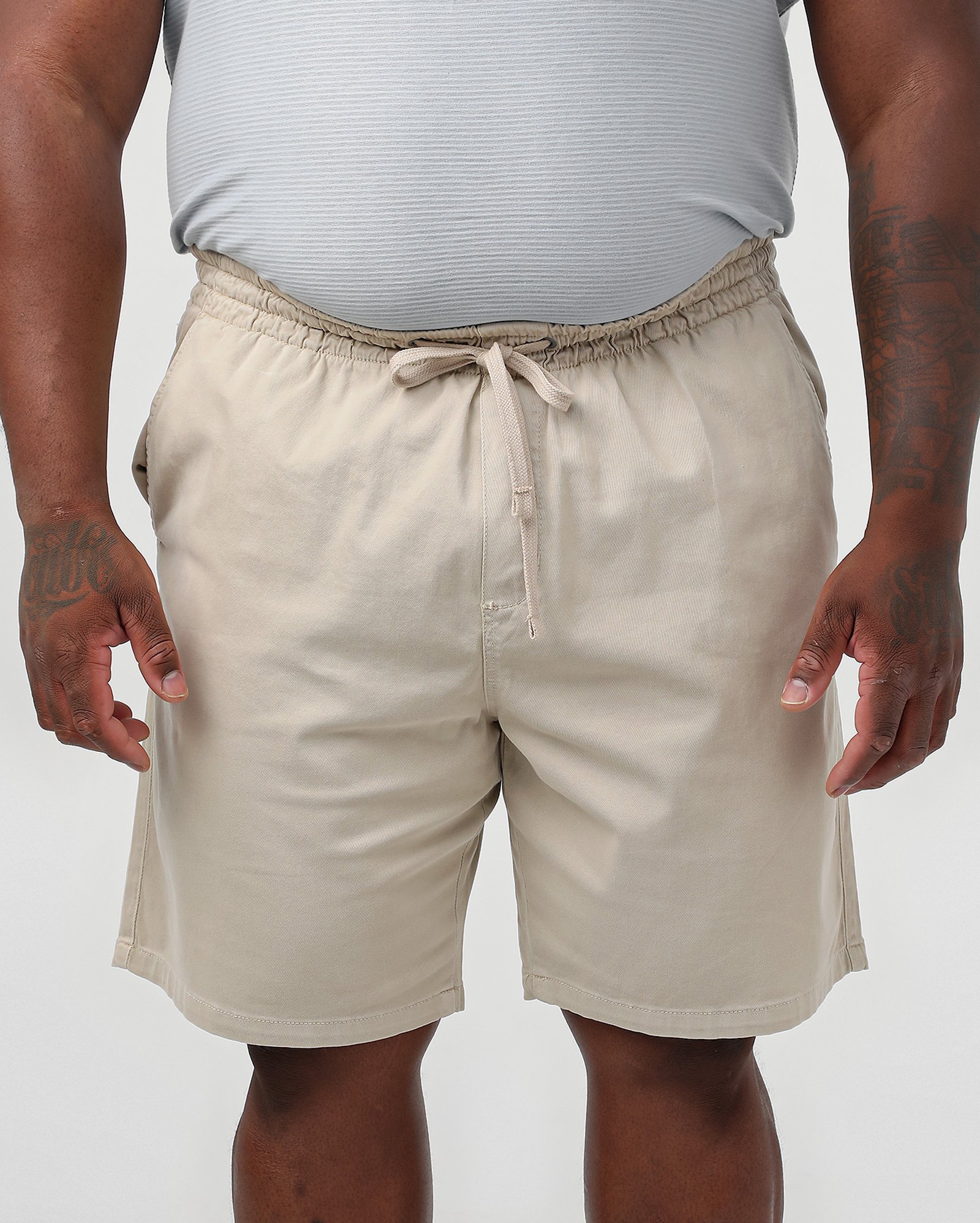 Bermuda sarja plus size masculina reta com elástico bege | Pool Jeans