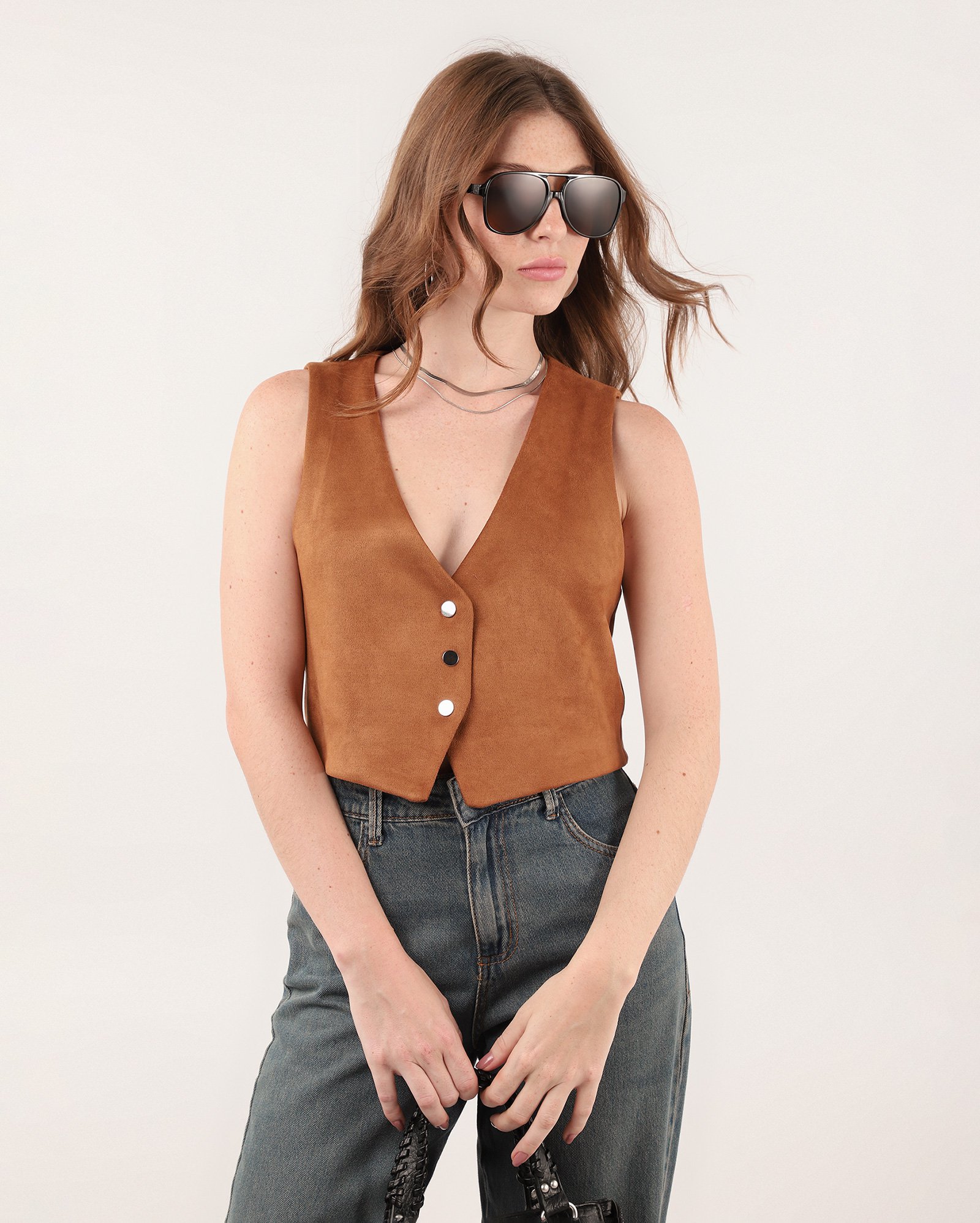 Colete feminino em suede com botões marrom | Pool