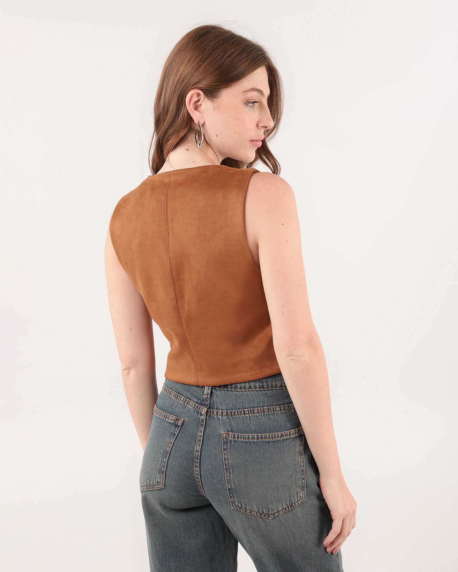 Colete feminino em suede com botões marrom | Pool