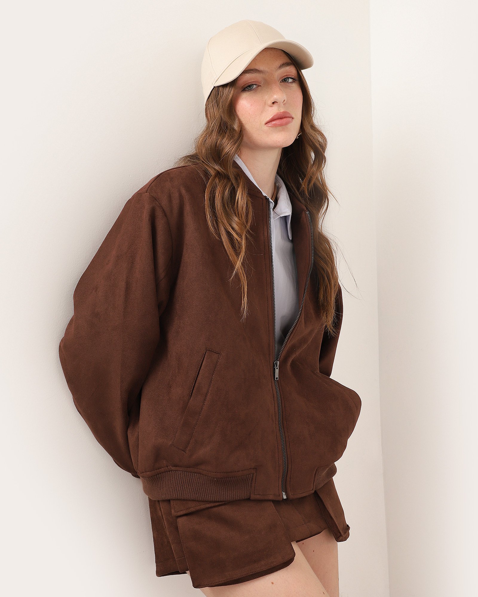 Jaqueta feminina bomber em suede com bolsos marrom | Pool