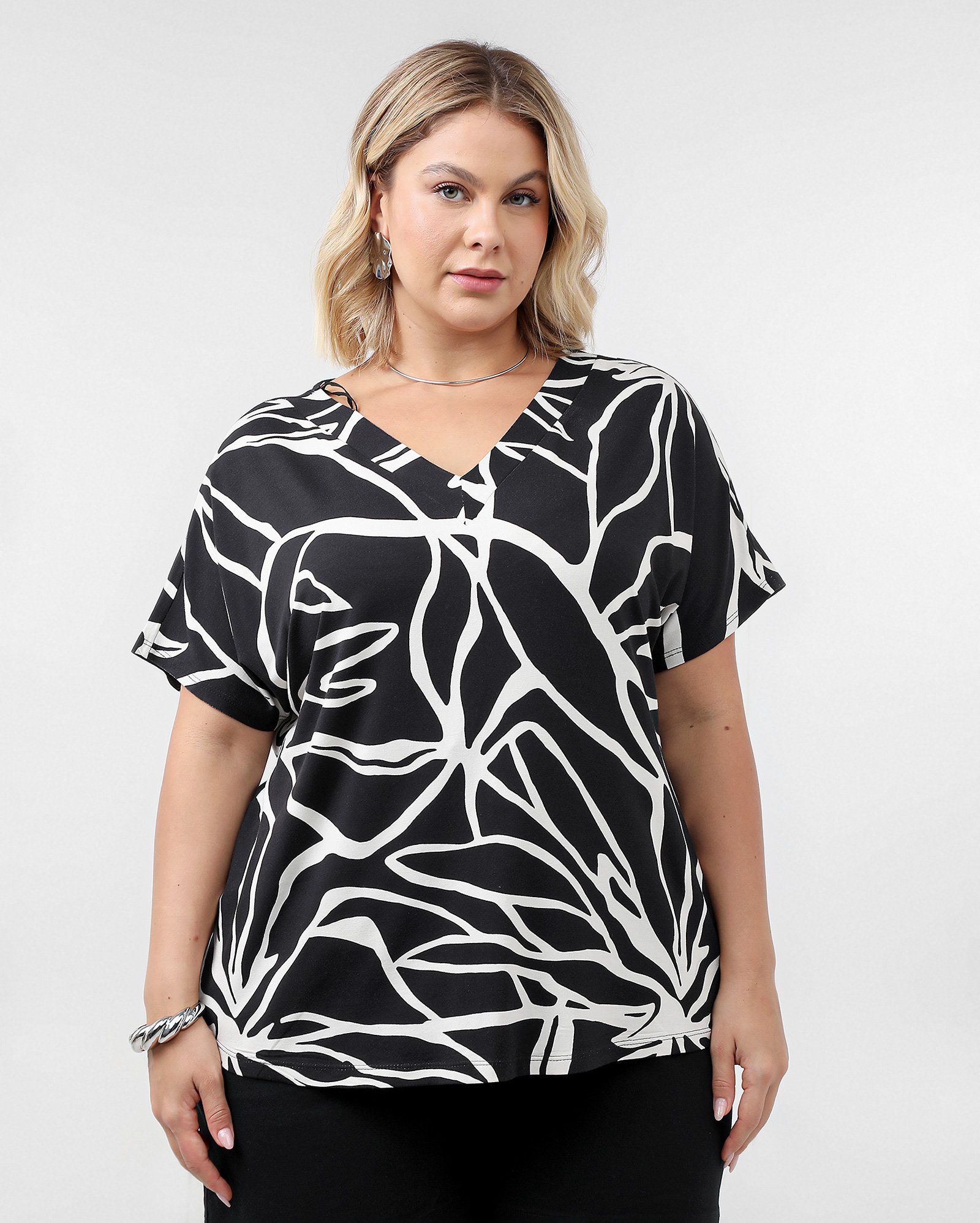 Riachuelo Blusa plus size feminina decote v folhagem preta AK
